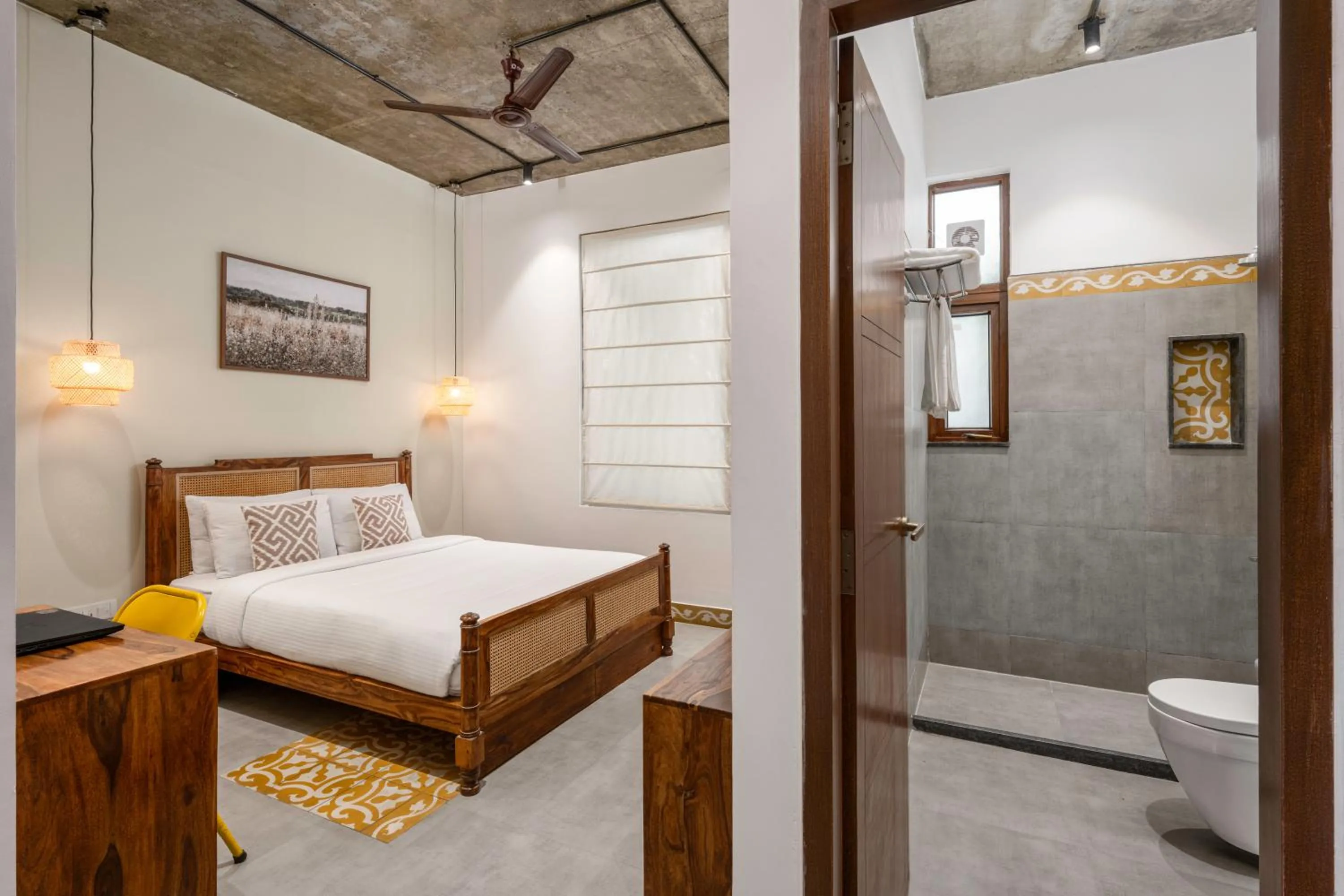 Toilet, Bed in Wandr Indiranagar, Bangalore