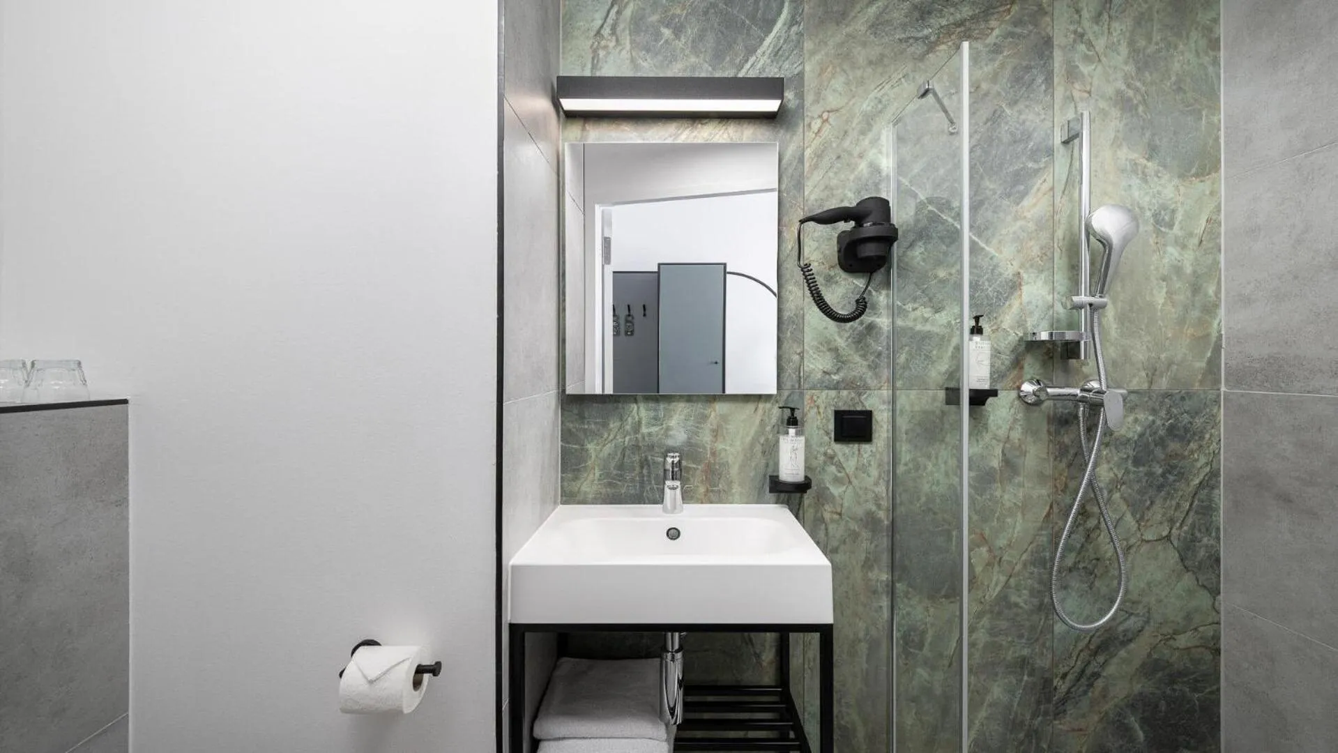 Bathroom in B&B HOTEL Leszno