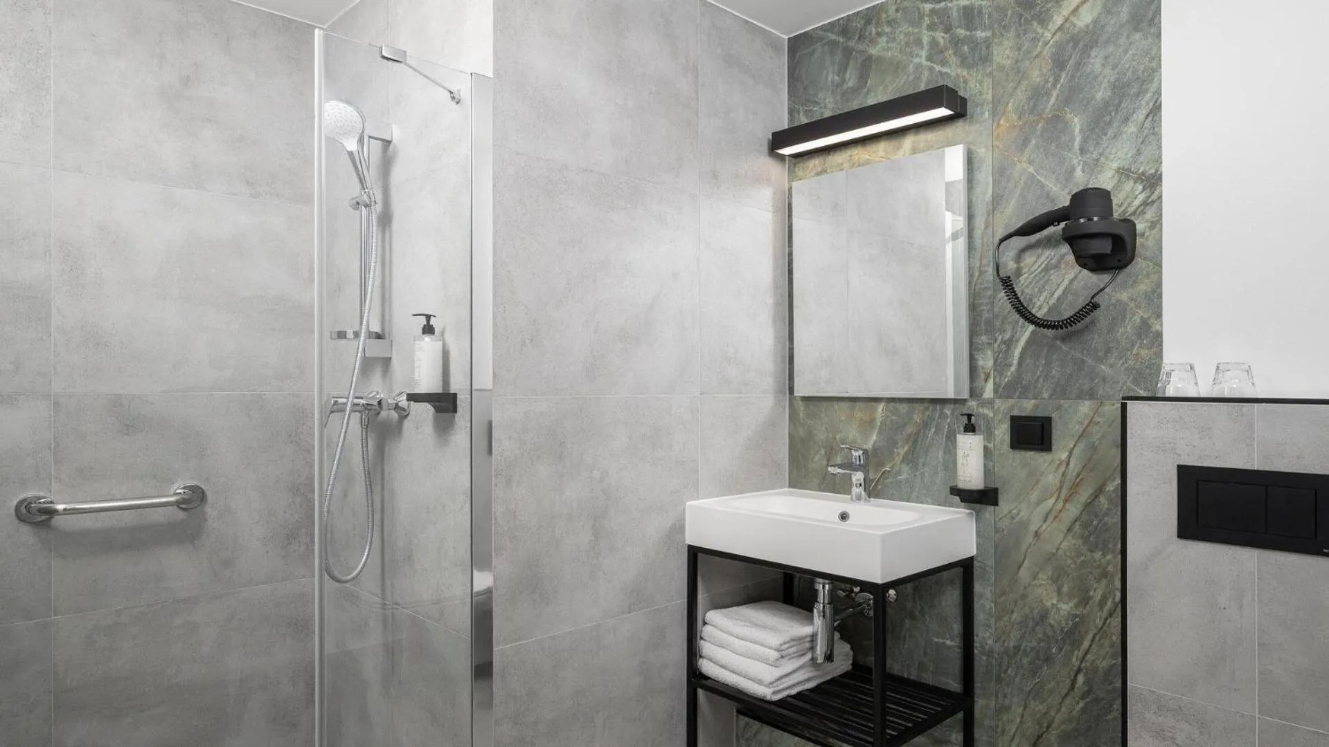 Bathroom in B&B HOTEL Leszno