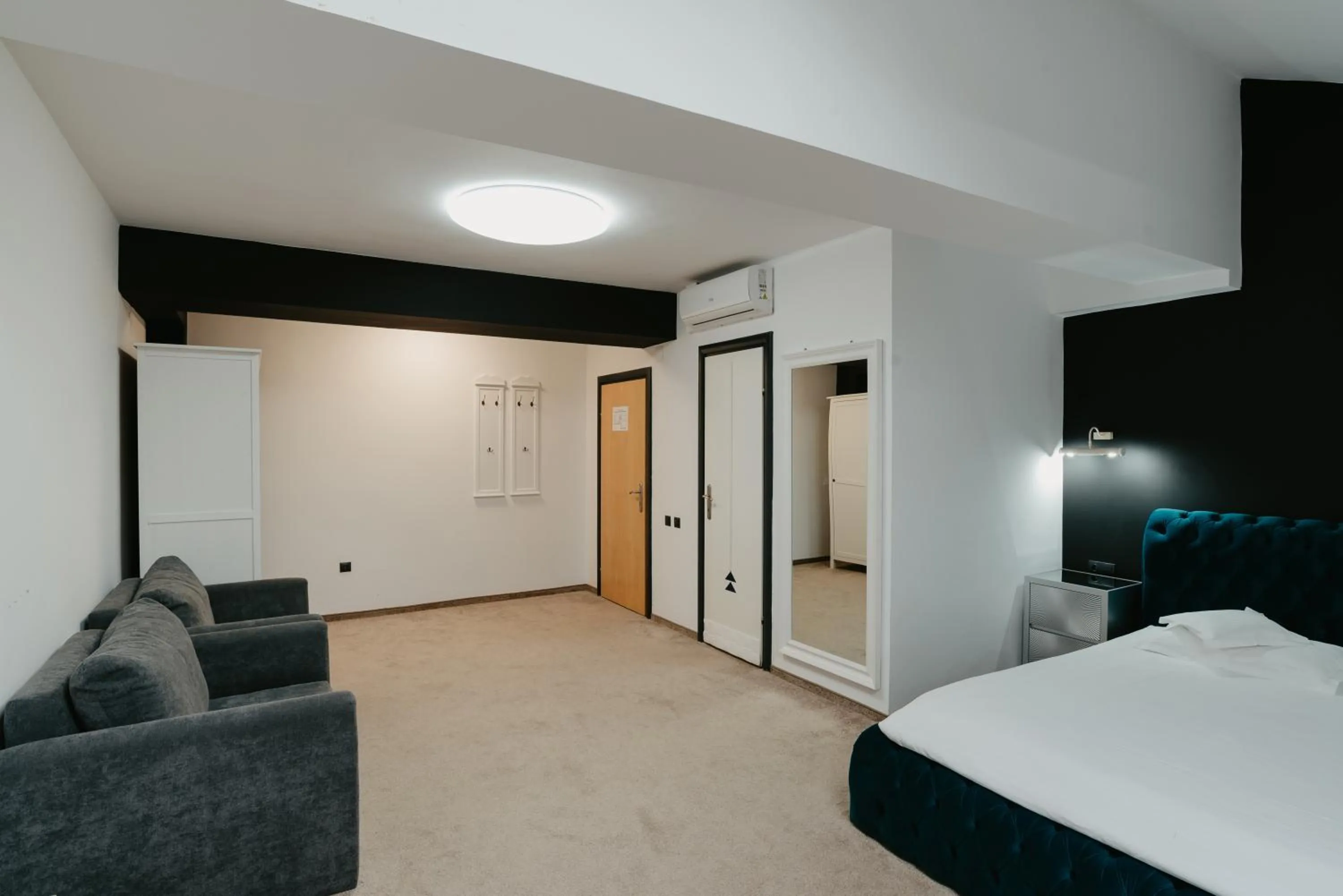 Photo of the whole room, Bed in Fullton Central