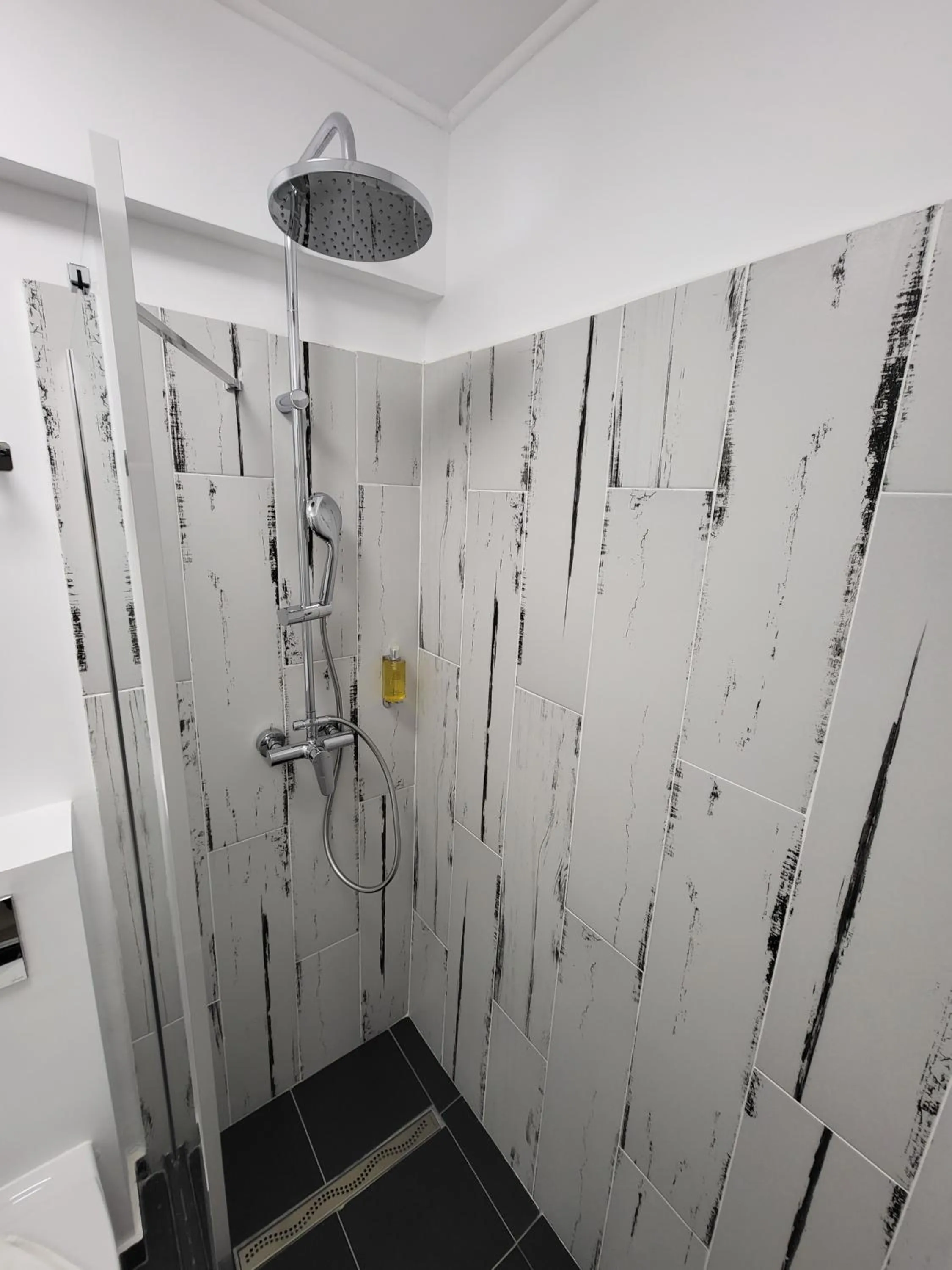 Shower in Fullton Central