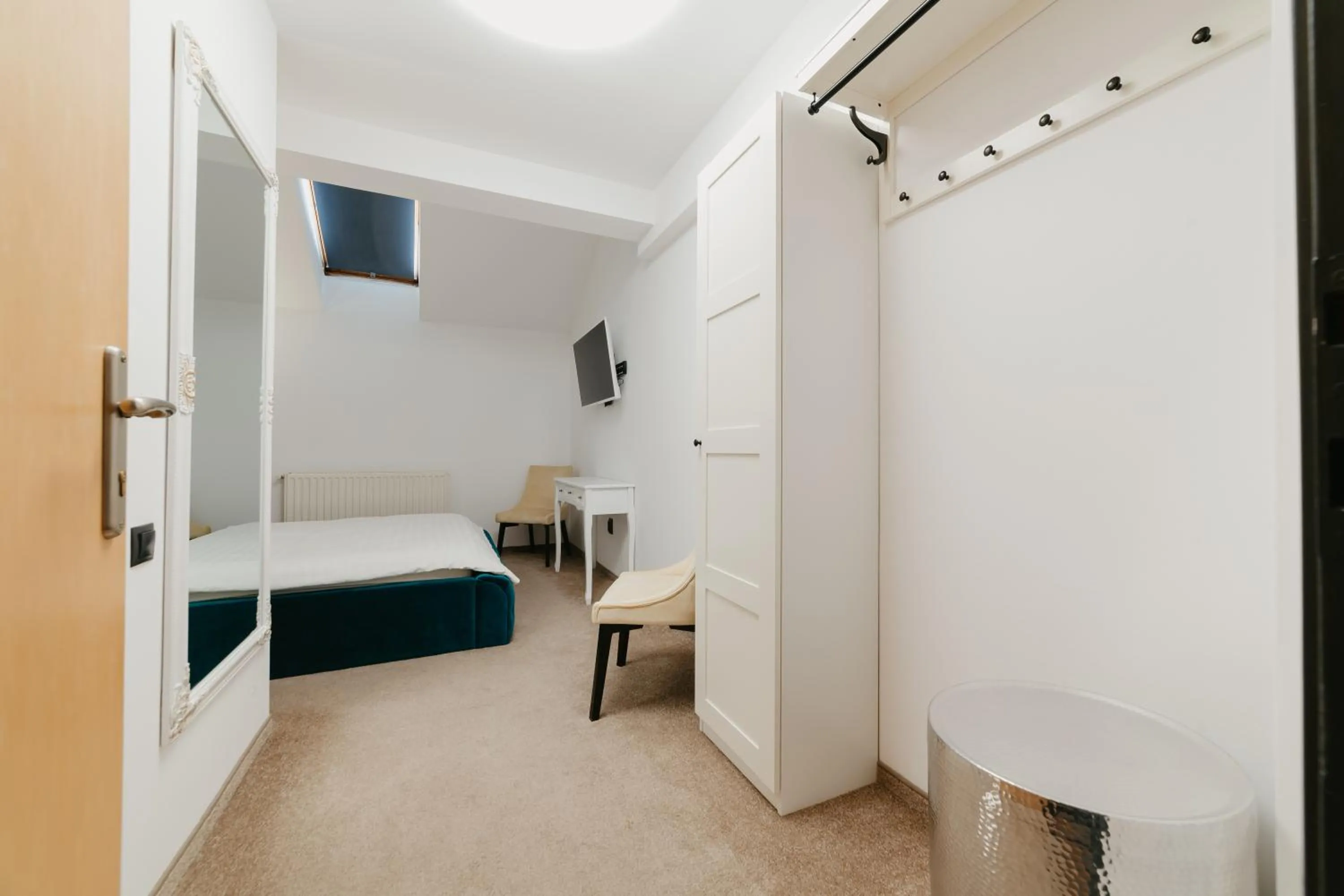 Photo of the whole room, Bed in Fullton Central