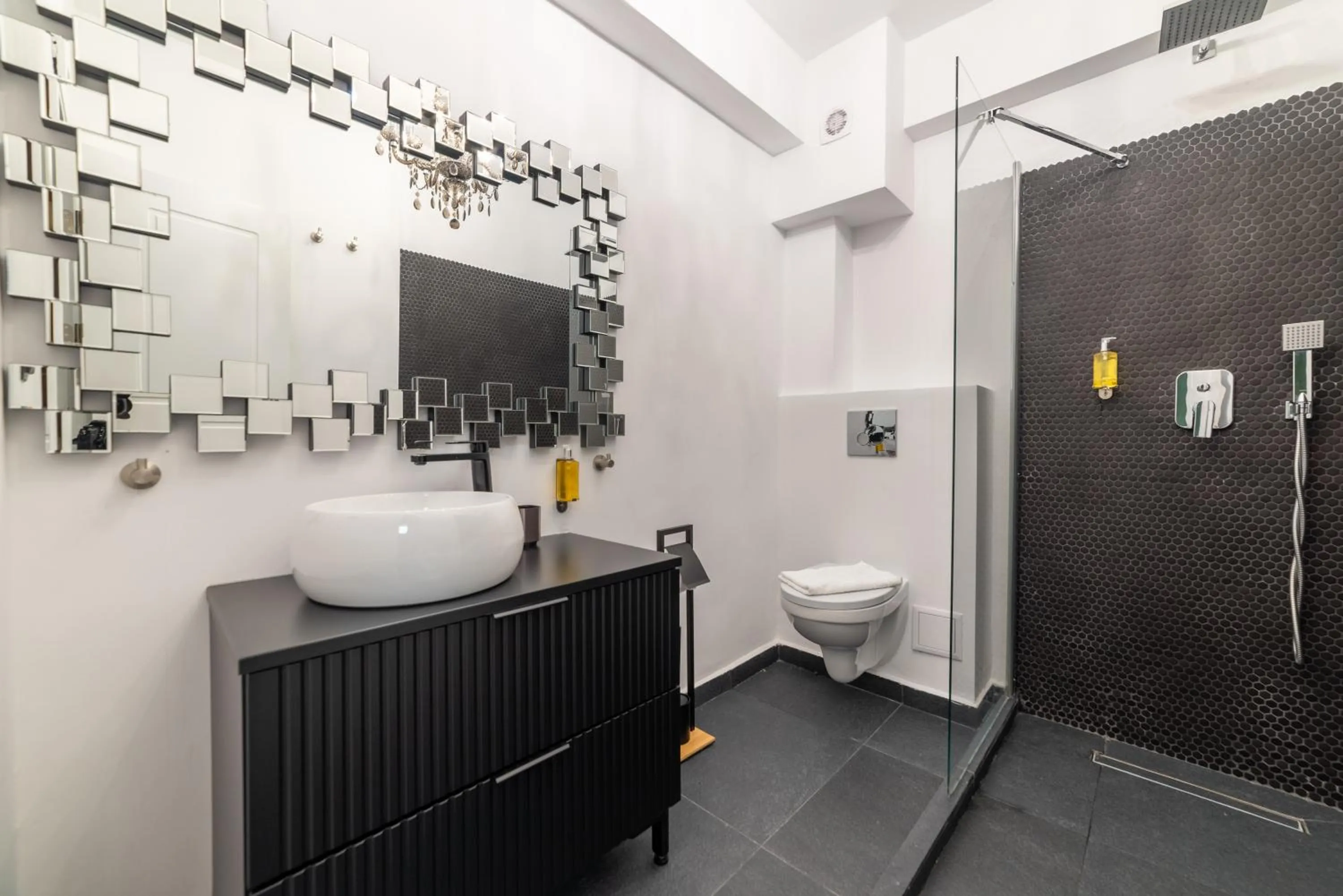 Shower in Fullton Central