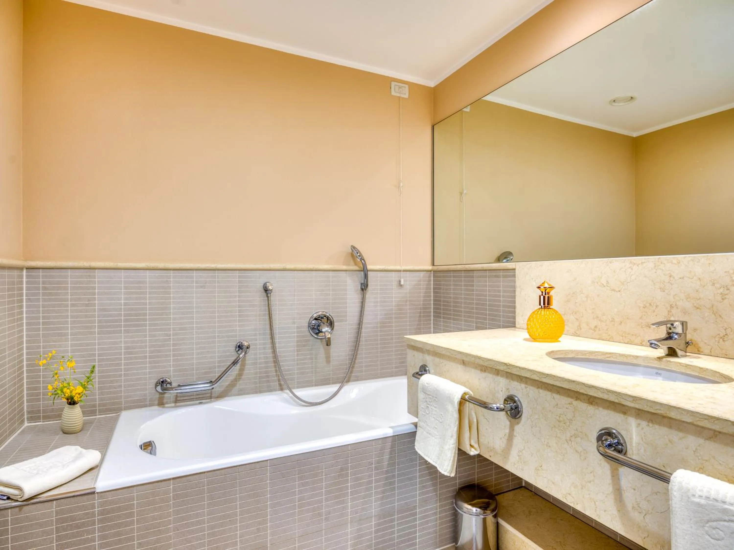 Bathroom in Parc Hotel Germano Suites & Apartments