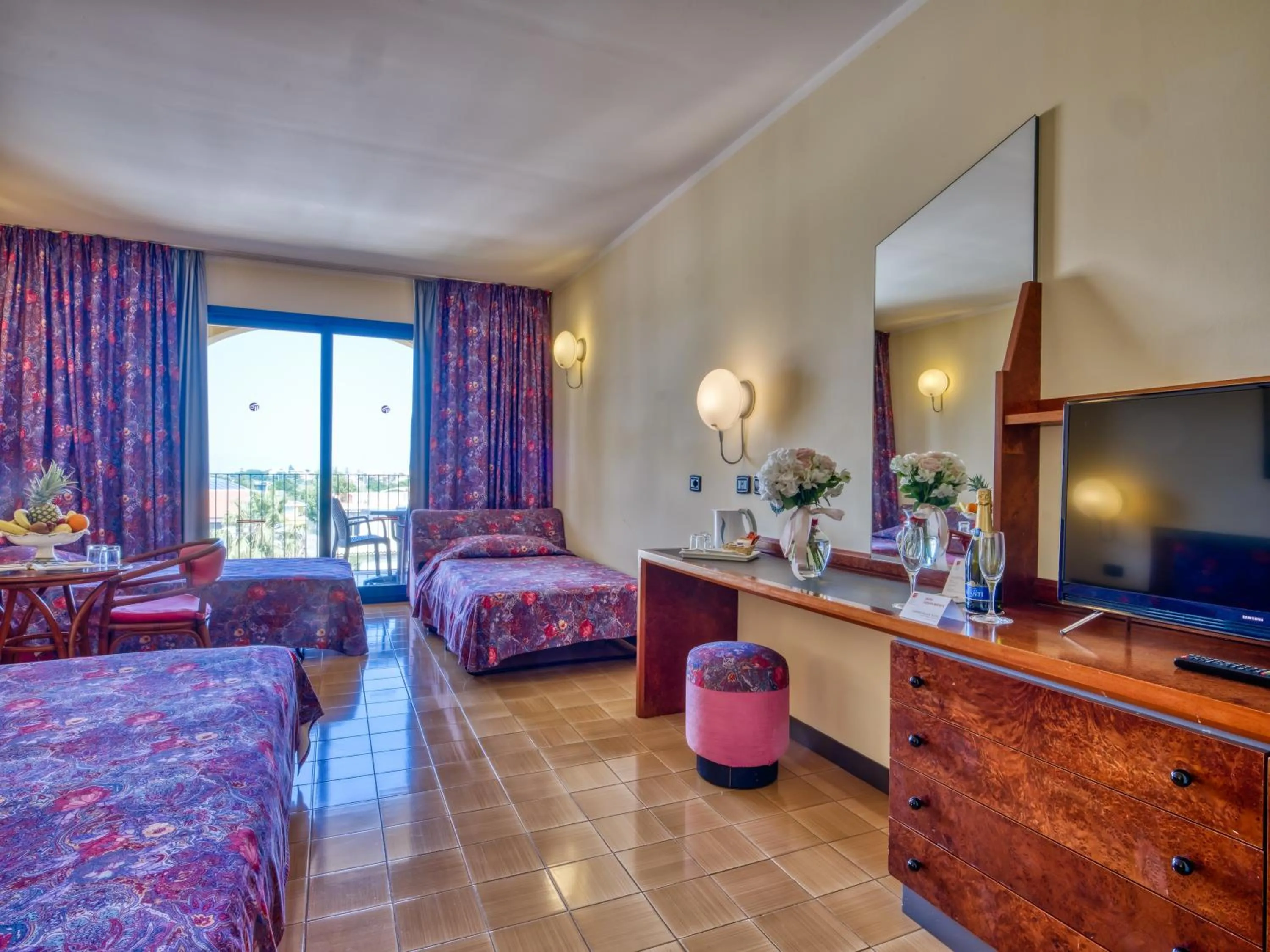 Balcony/Terrace, Bed in Hotel Caesar Palace