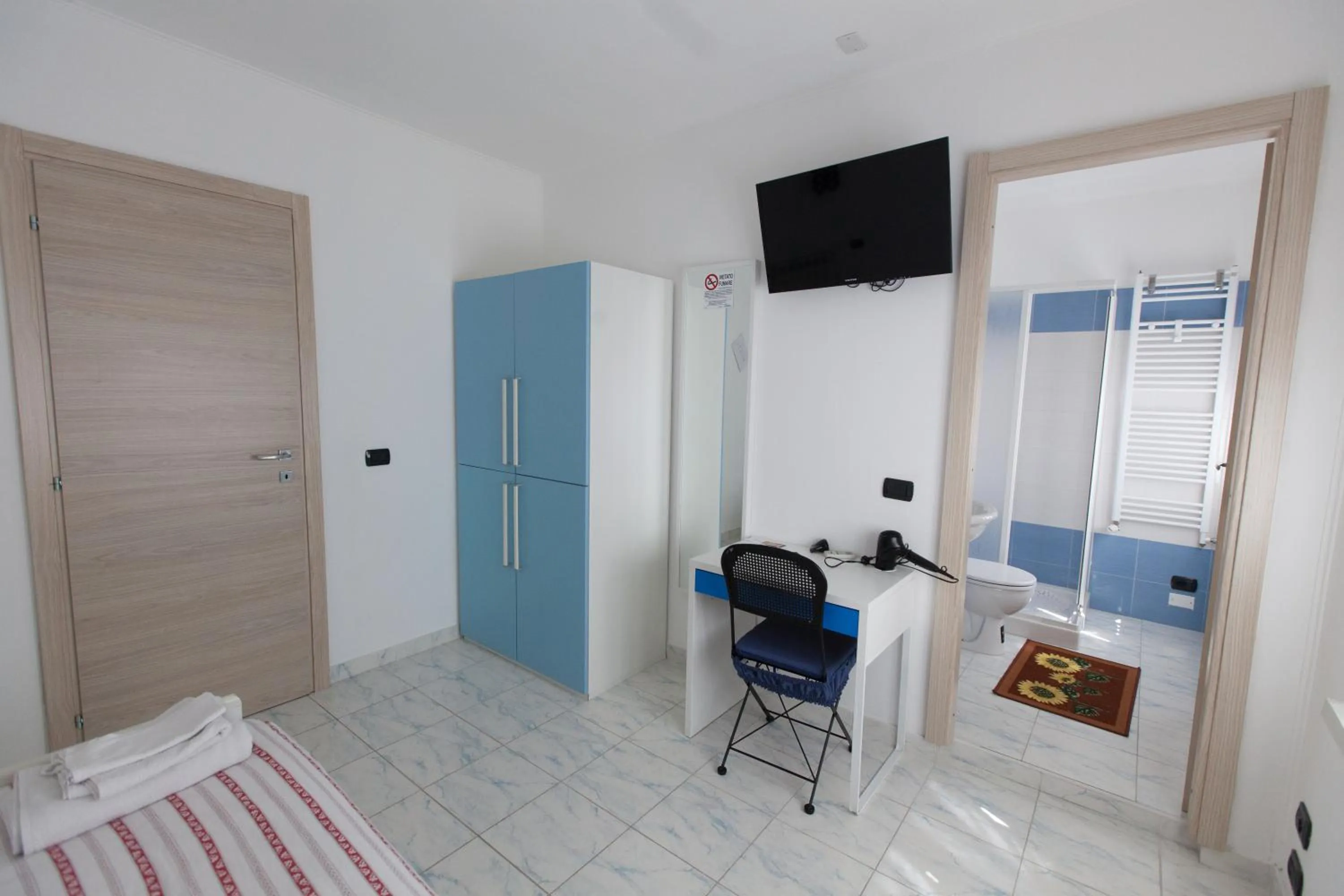 Bathroom, Bed in Ciro BED AND BREAKFAST la villetta