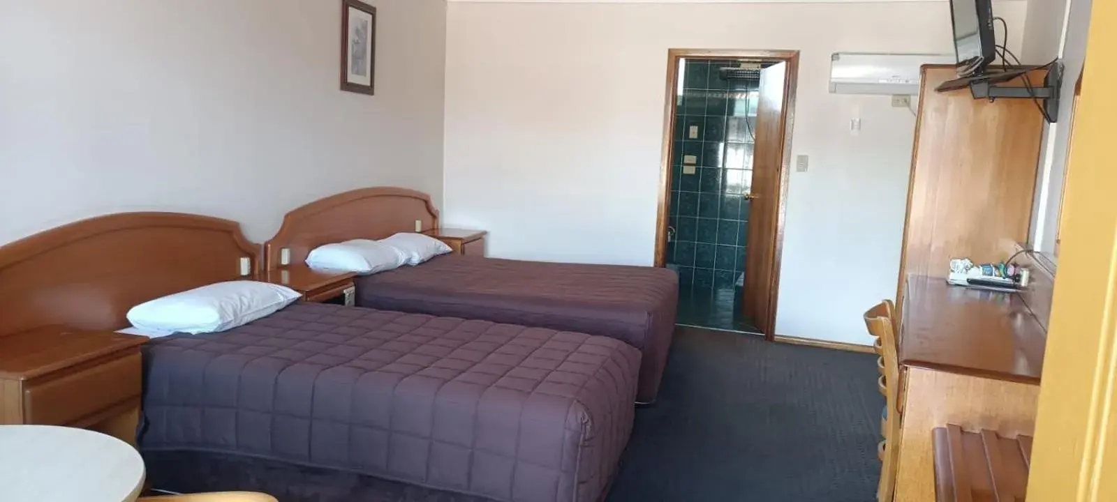 Twin Room with Bath in Nandewar Motor Inn Twin Room with Bath in Nandewar Motor Inn