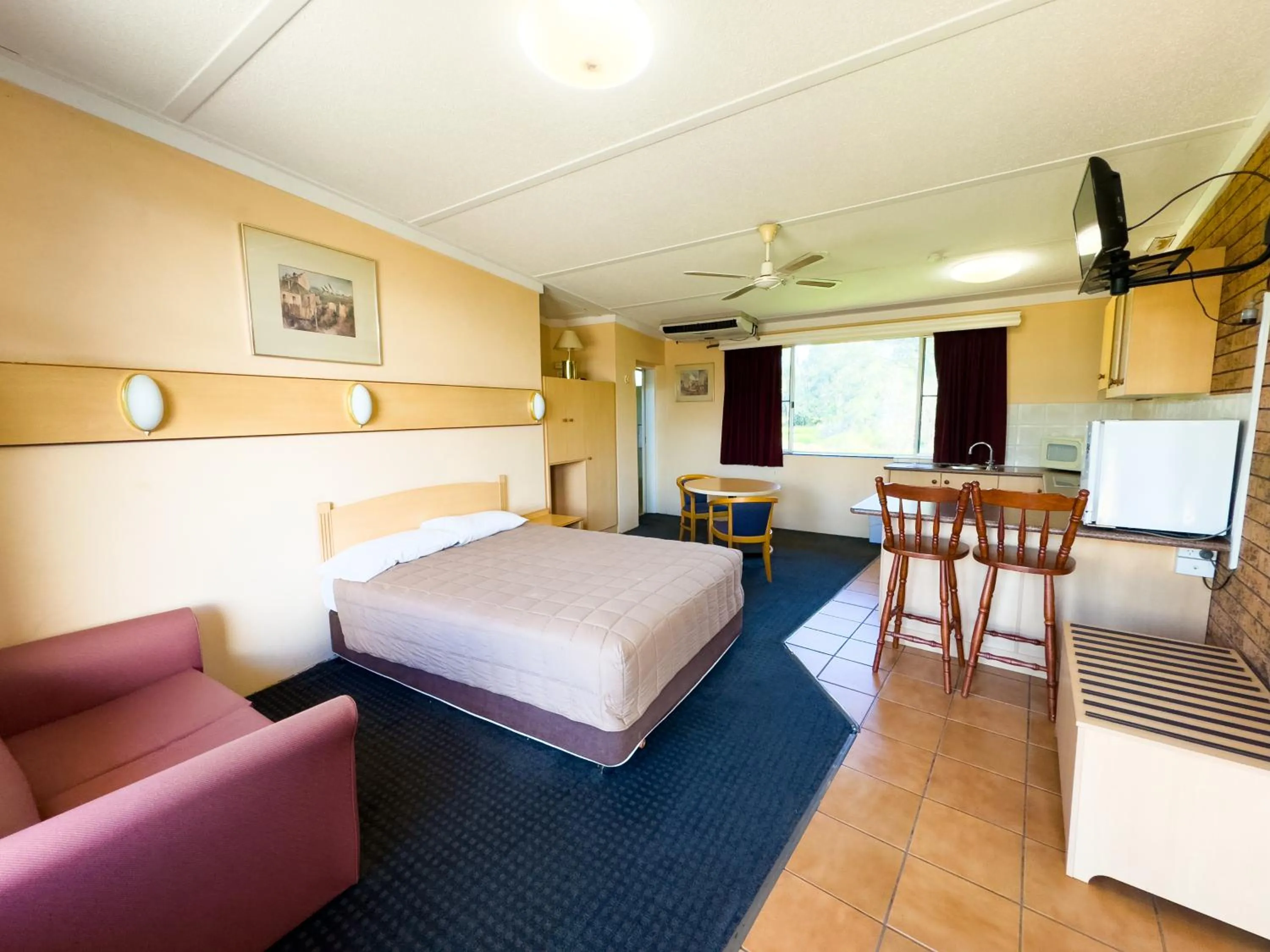 Bed in Nandewar Motor Inn