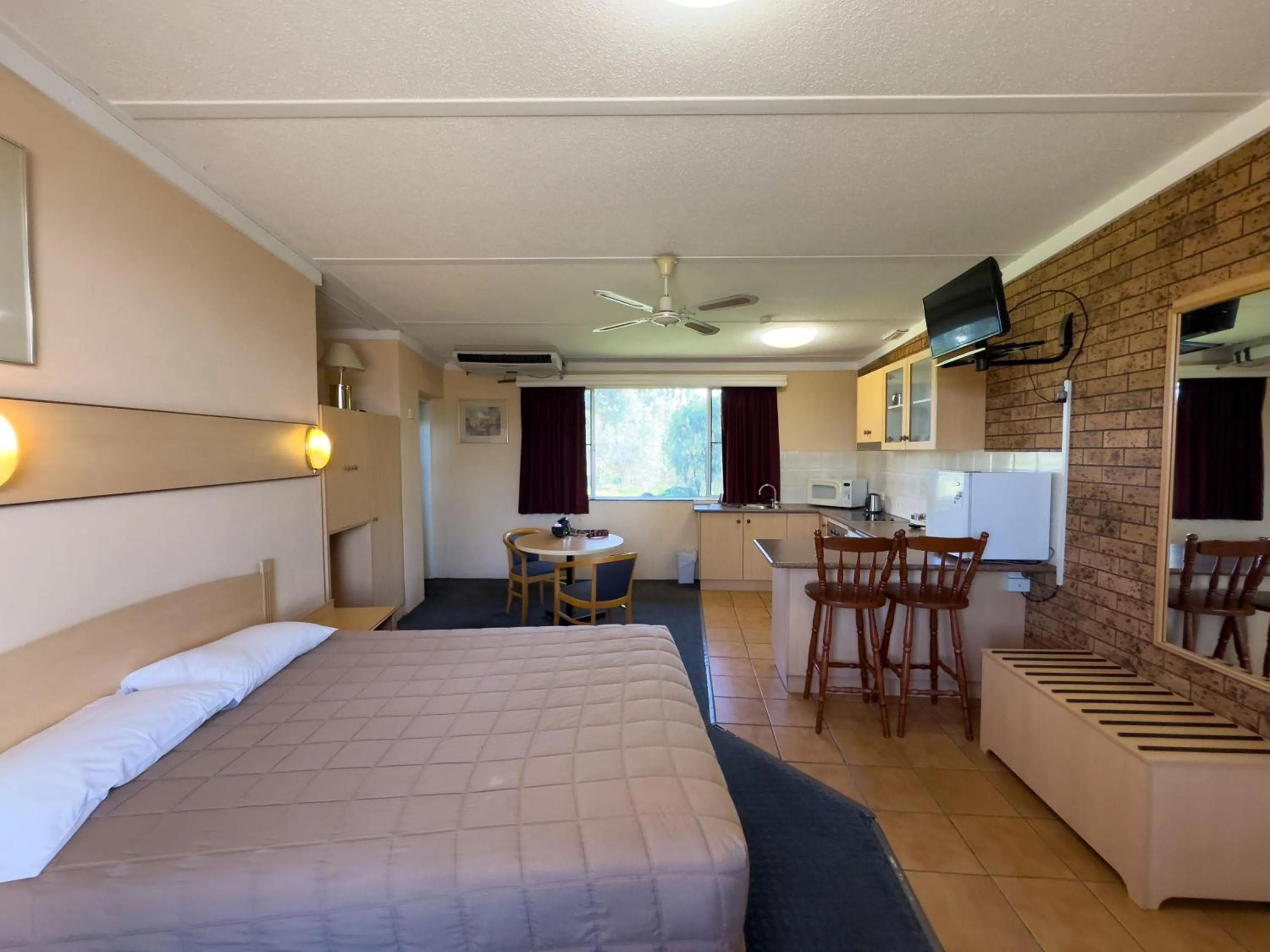 Bed in Nandewar Motor Inn