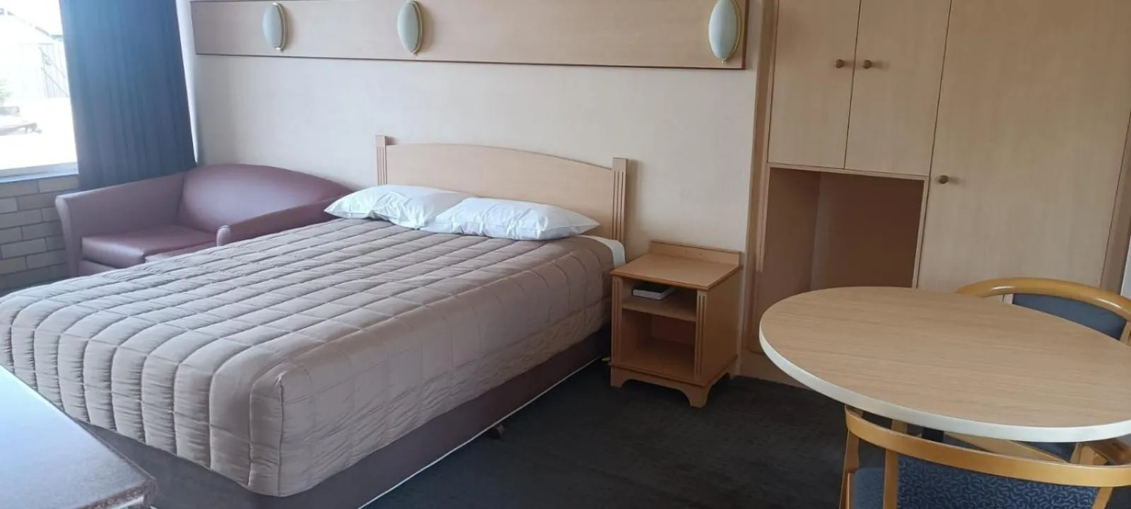 Bed in Nandewar Motor Inn