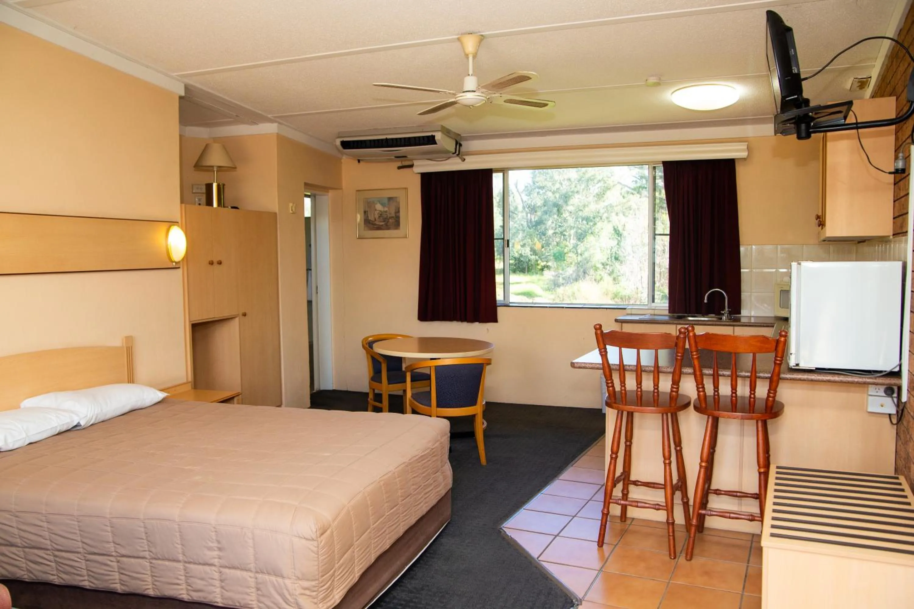 Bed in Nandewar Motor Inn