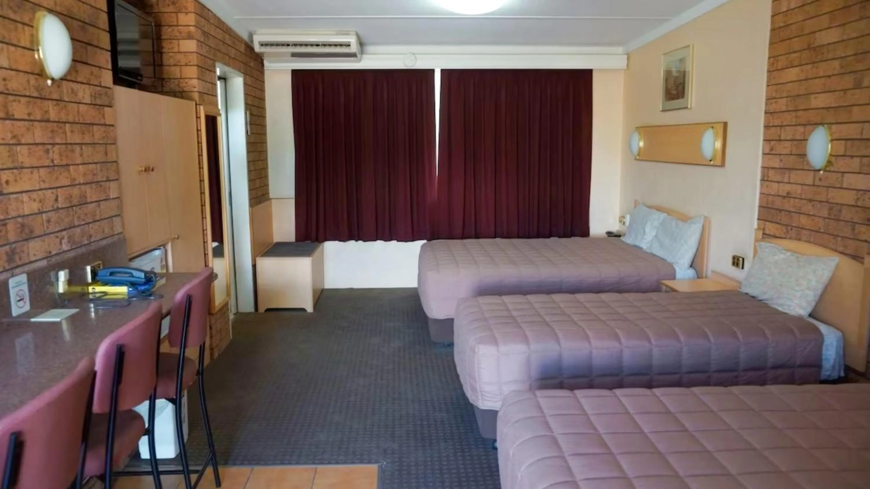 Bed in Nandewar Motor Inn