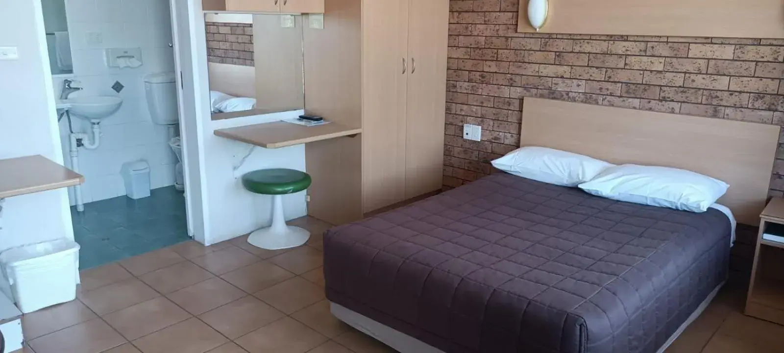 Standard Double Room in Nandewar Motor Inn Standard Double Room in Nandewar Motor Inn