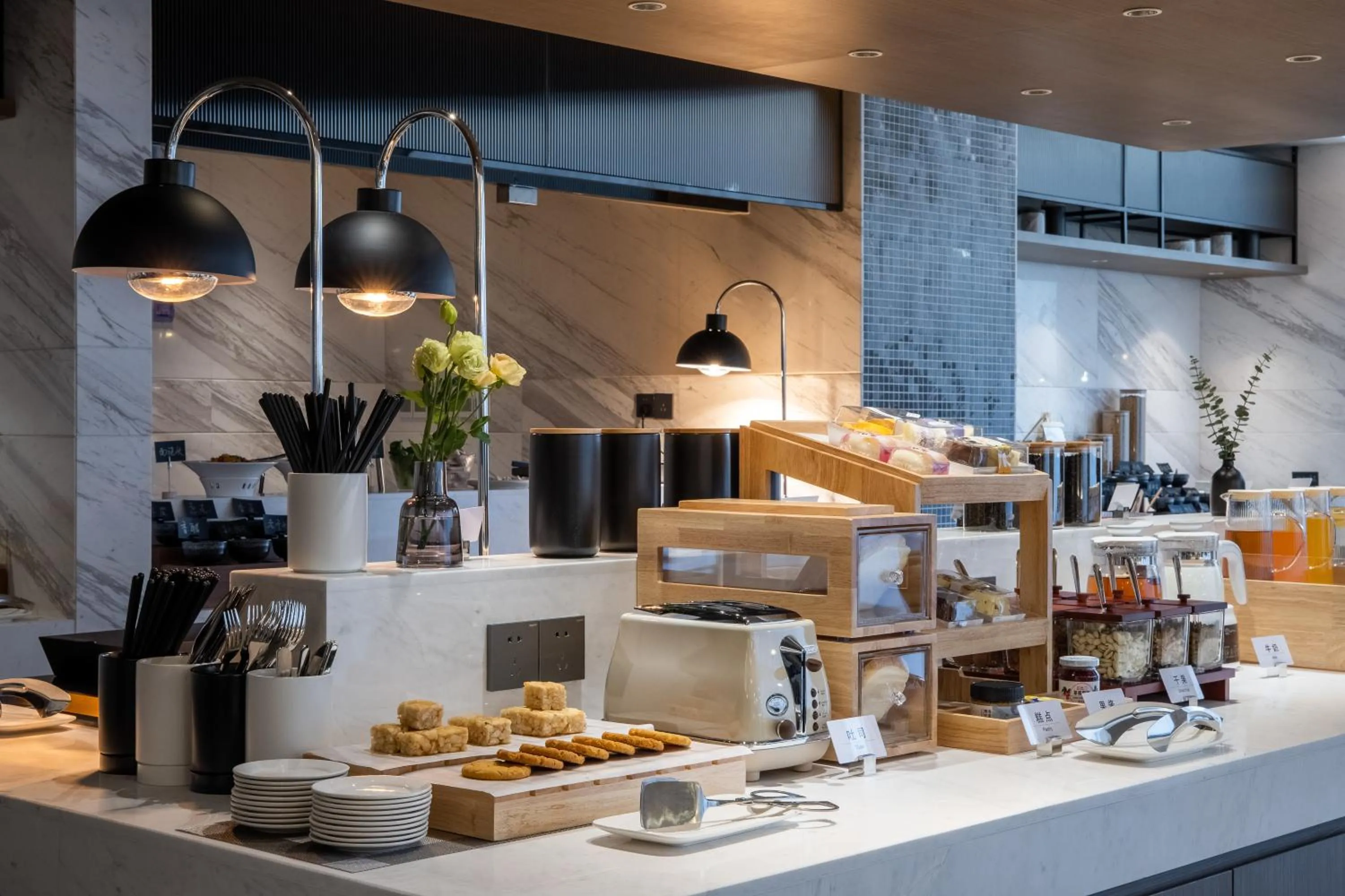 Restaurant/places to eat in Atour Hotel Hefei Binhu Yungu Financial City