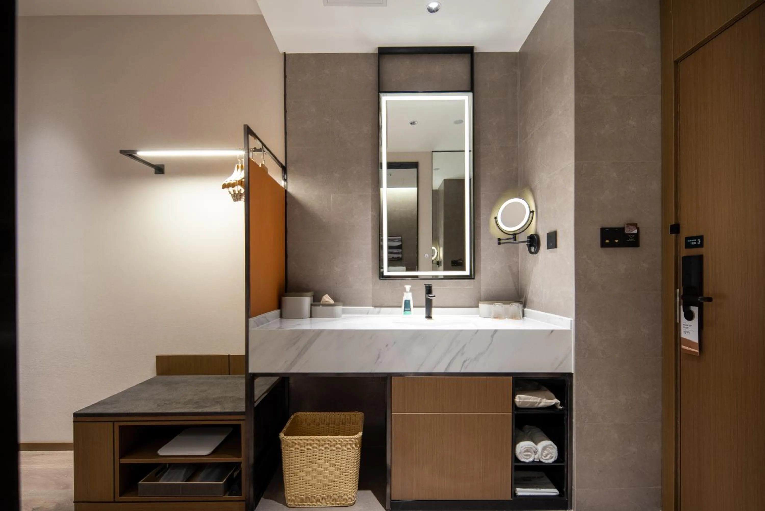 Atour Hotel Hefei Binhu Yungu Financial City