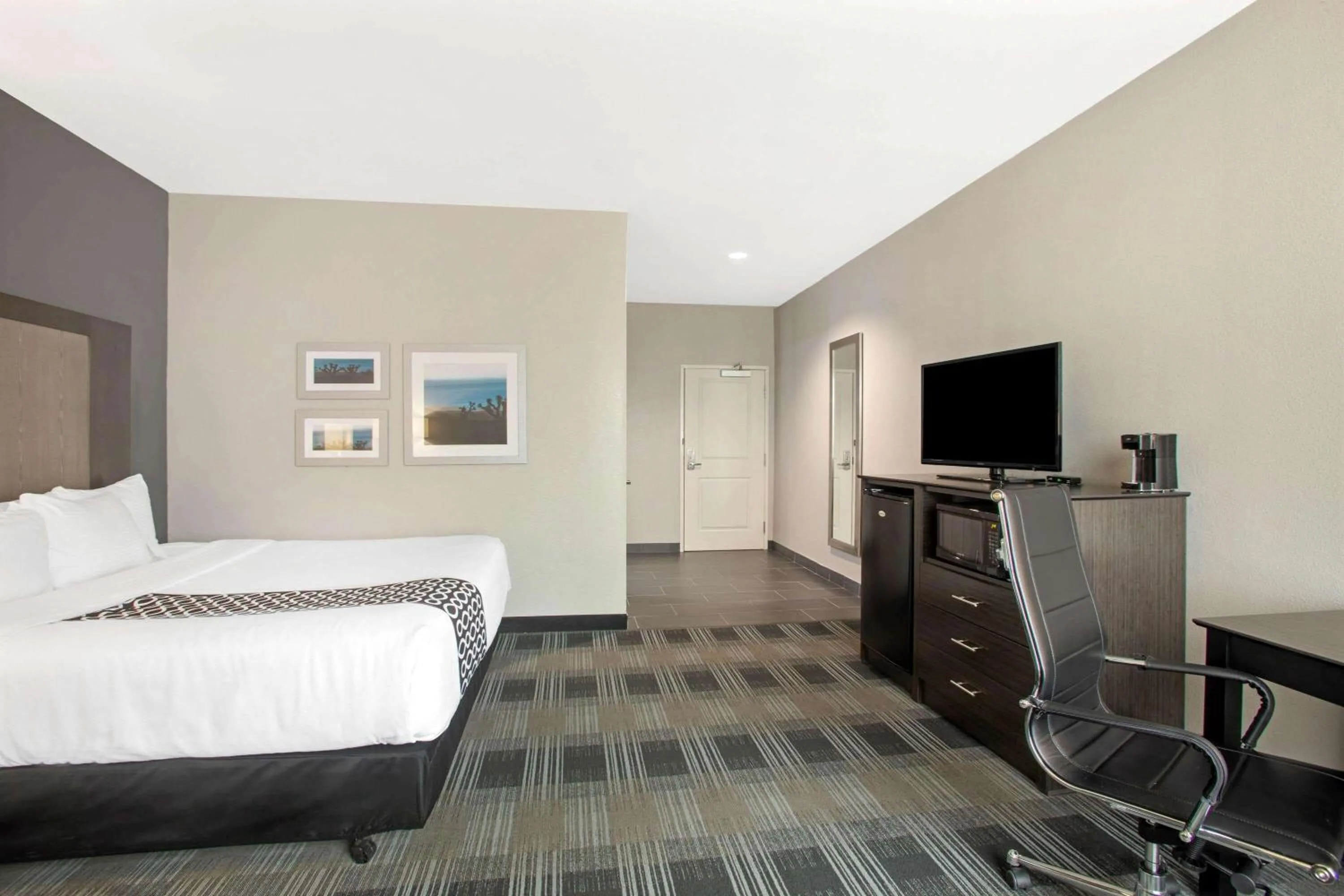 Photo of the whole room, Bed in La Quinta by Wyndham Victoria - South