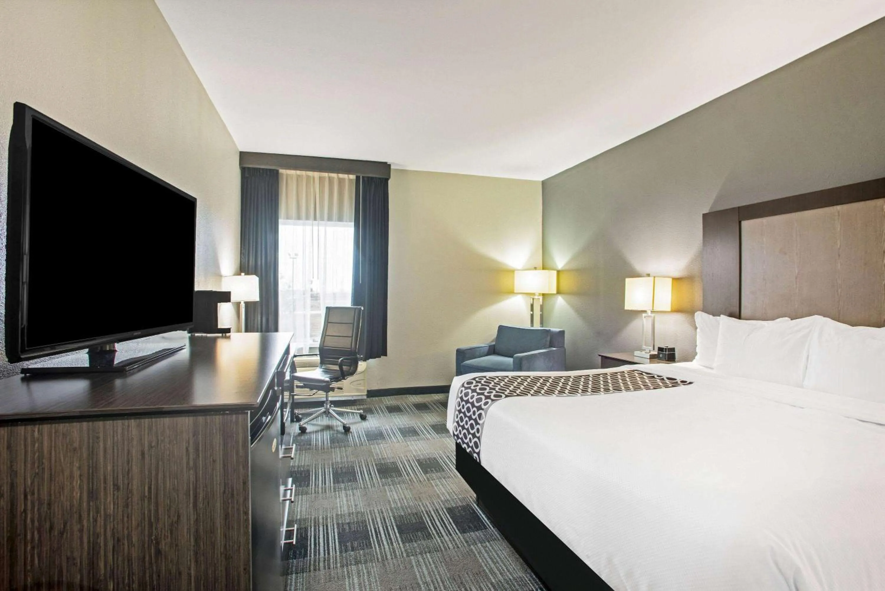 Photo of the whole room, Bed in La Quinta by Wyndham Victoria - South