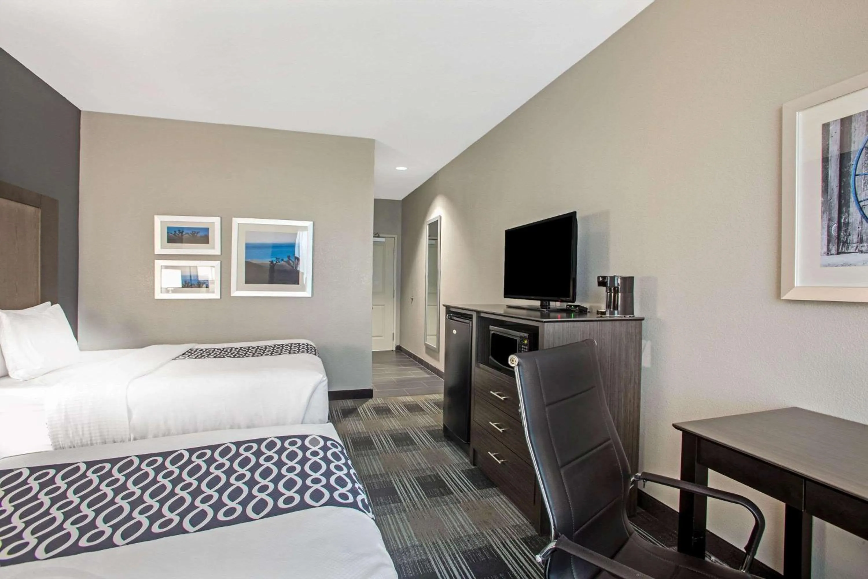 Photo of the whole room, Bed in La Quinta by Wyndham Victoria - South