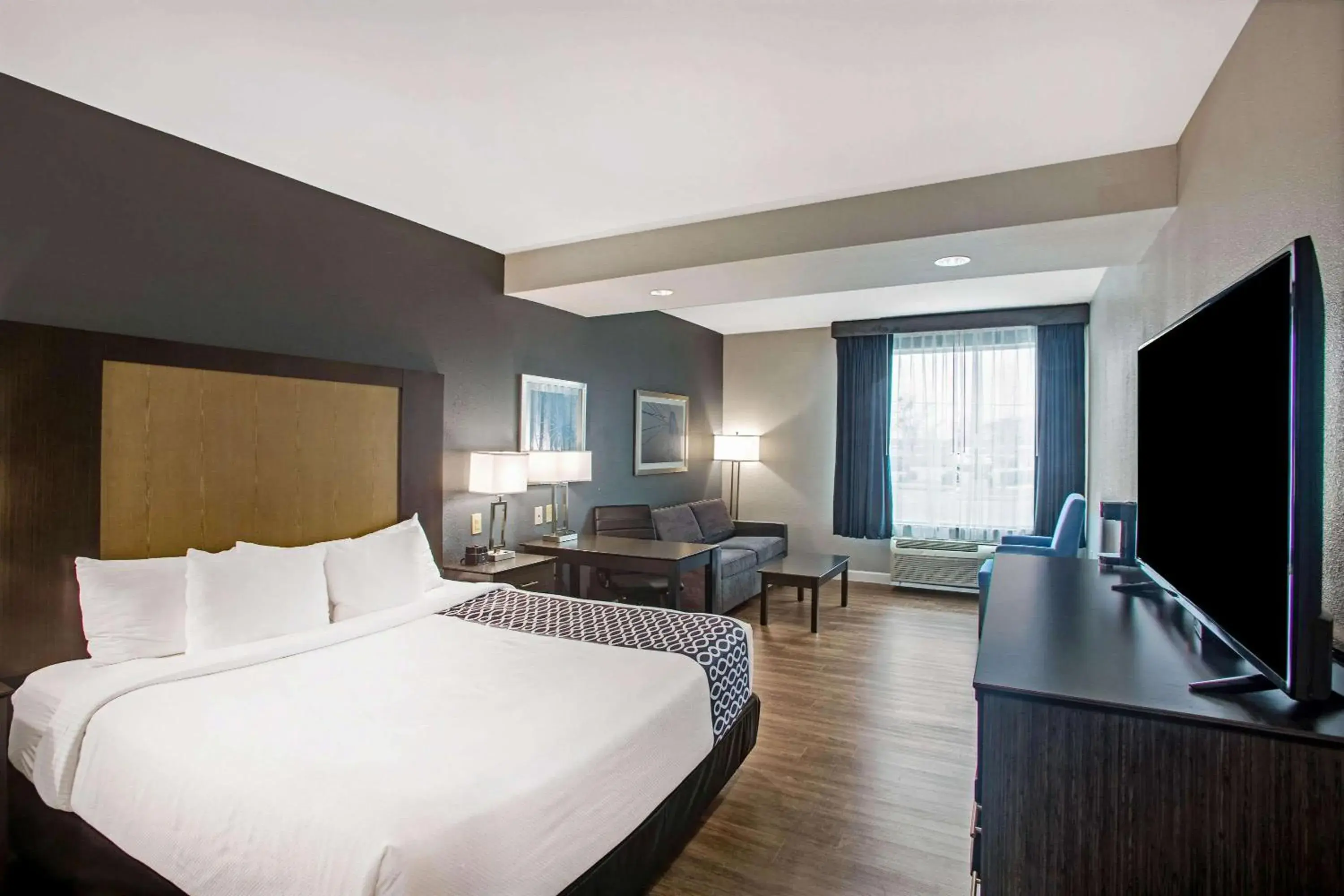 King Room with Roll-In Shower - Mobility Access/Non-Smoking in La Quinta by Wyndham Victoria - South King Room with Roll-In Shower - Mobility Access/Non-Smoking in La Quinta by Wyndham Victoria - South