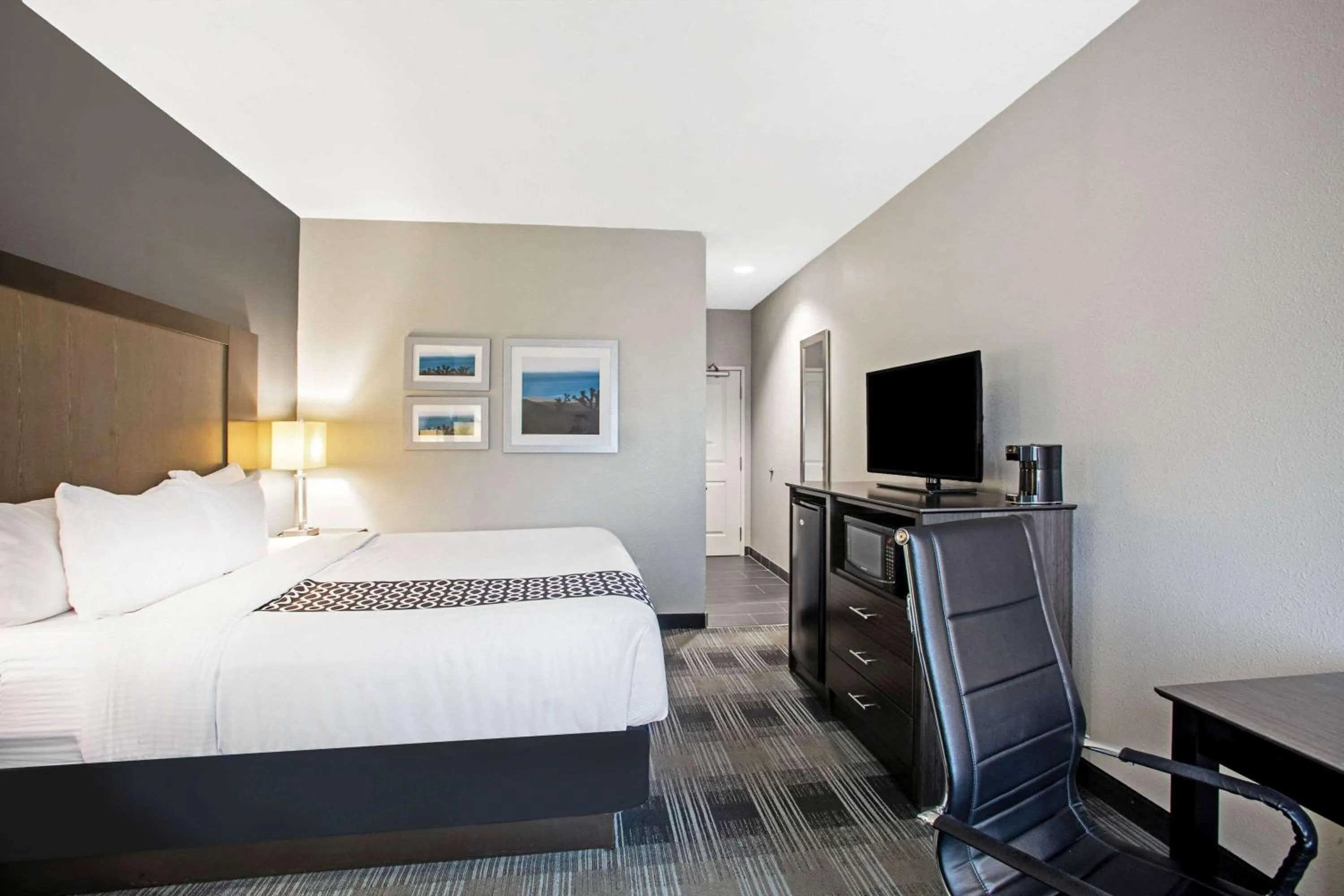 Photo of the whole room, Bed in La Quinta by Wyndham Victoria - South