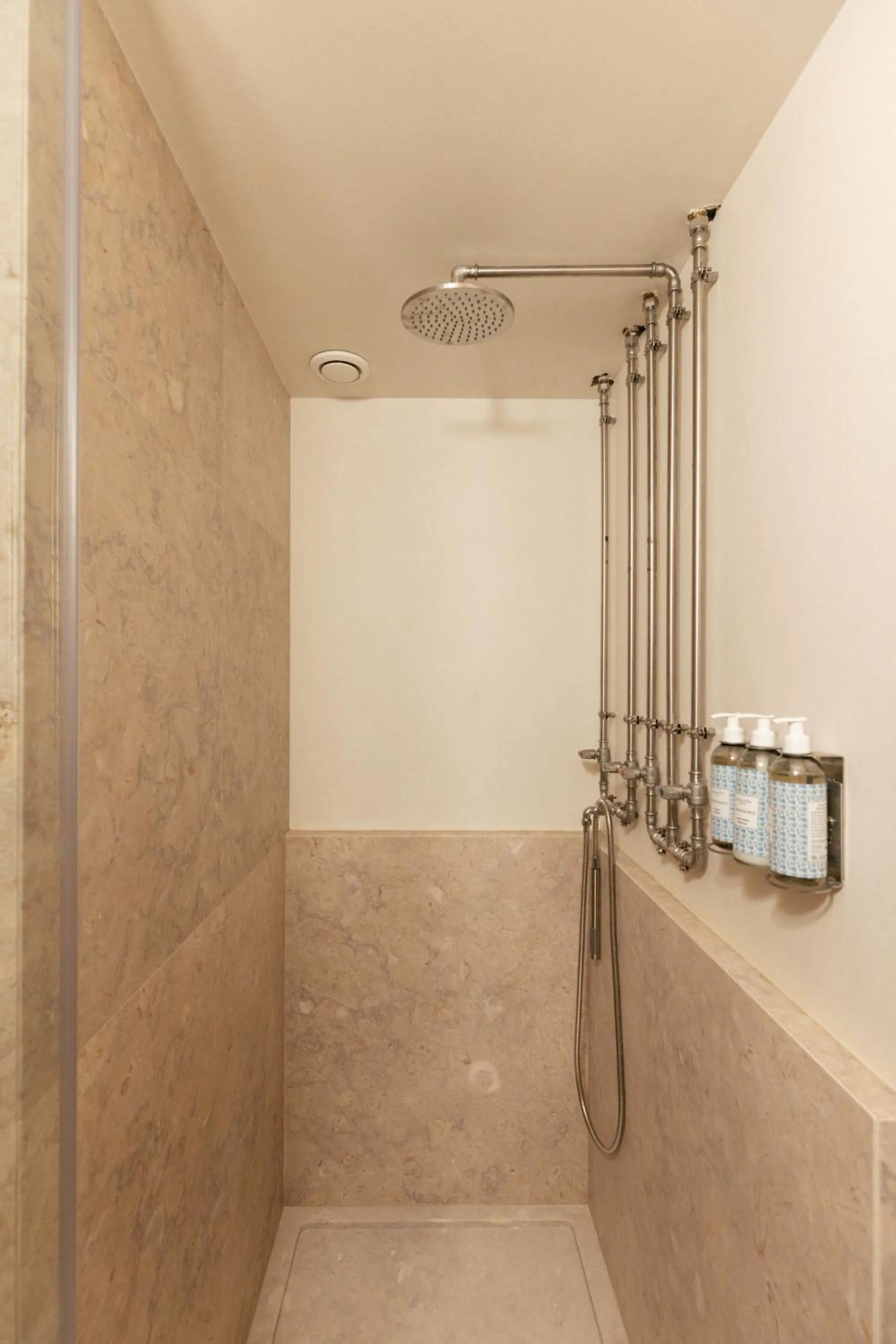 Shower in LIOZ Lisboa