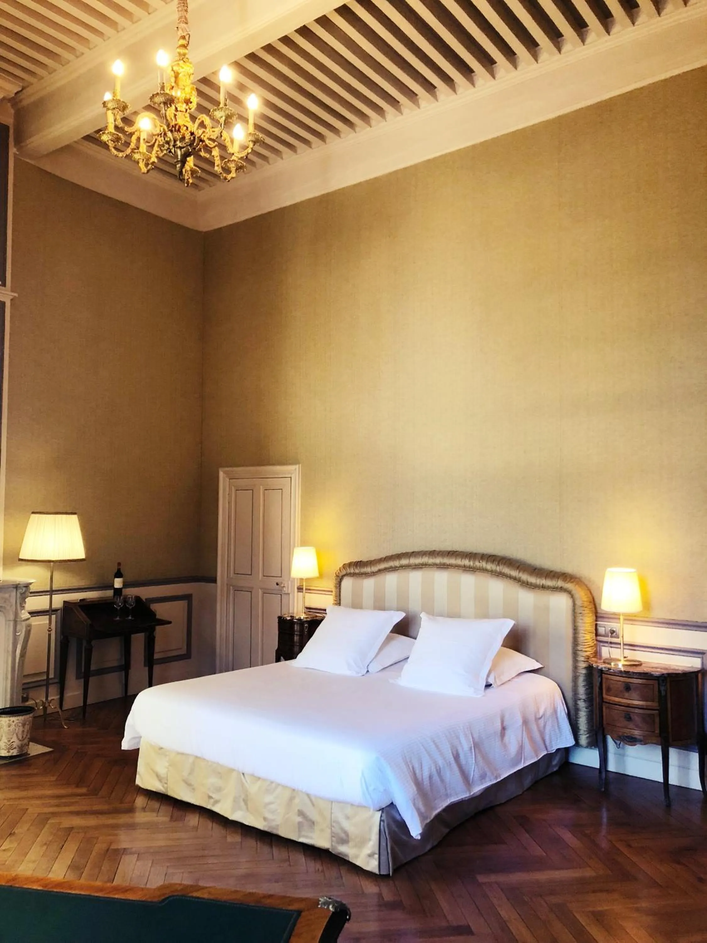 Bedroom, Bed in Chateau de Paraza