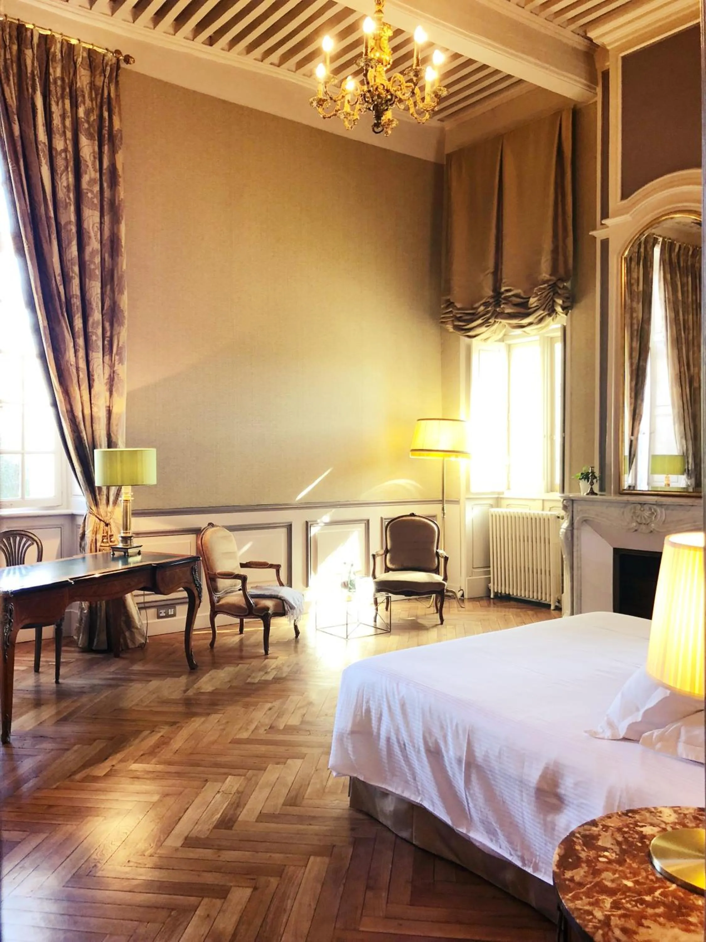 Photo of the whole room, Bed in Chateau de Paraza