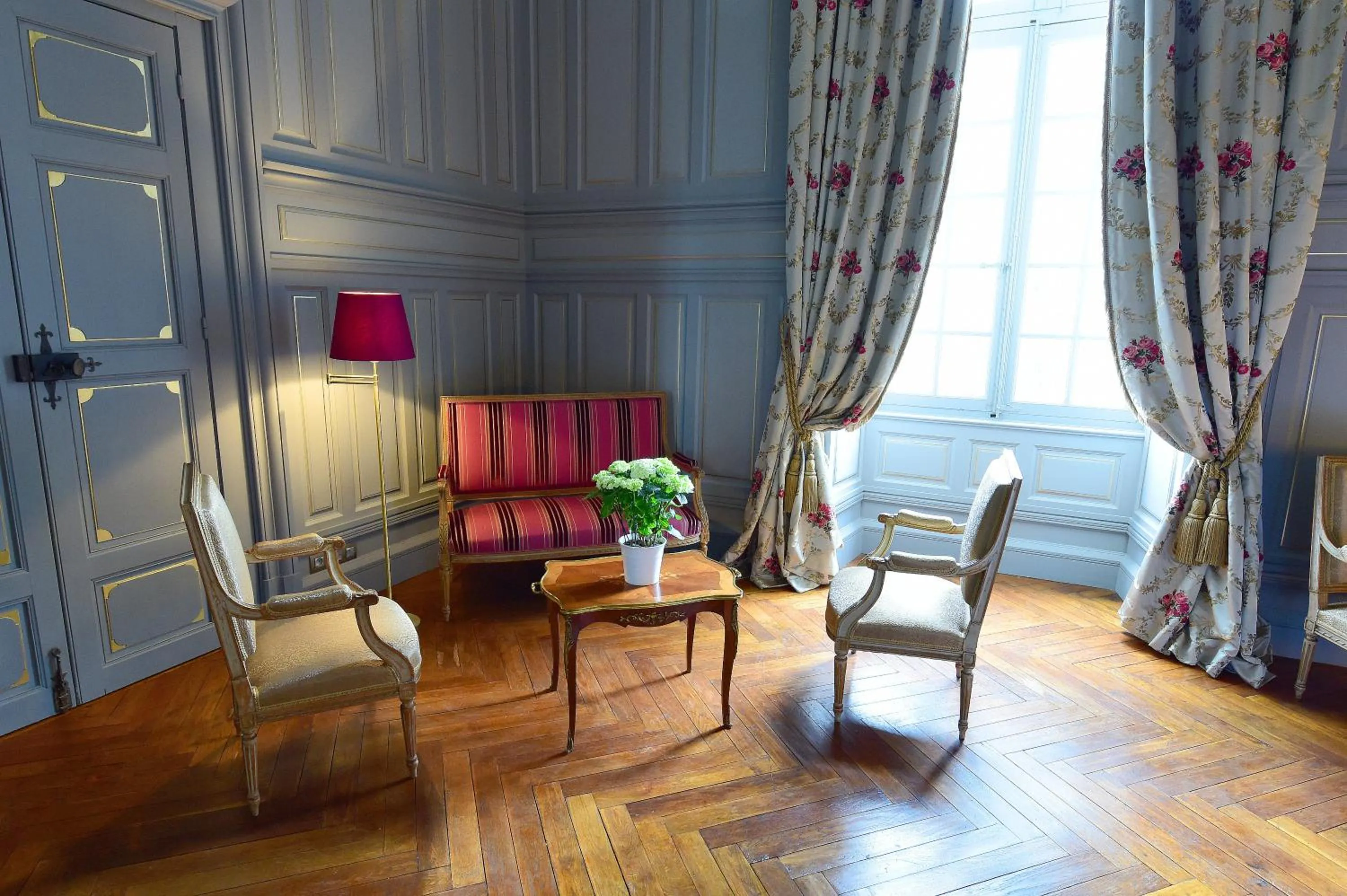 Seating area in Chateau de Paraza
