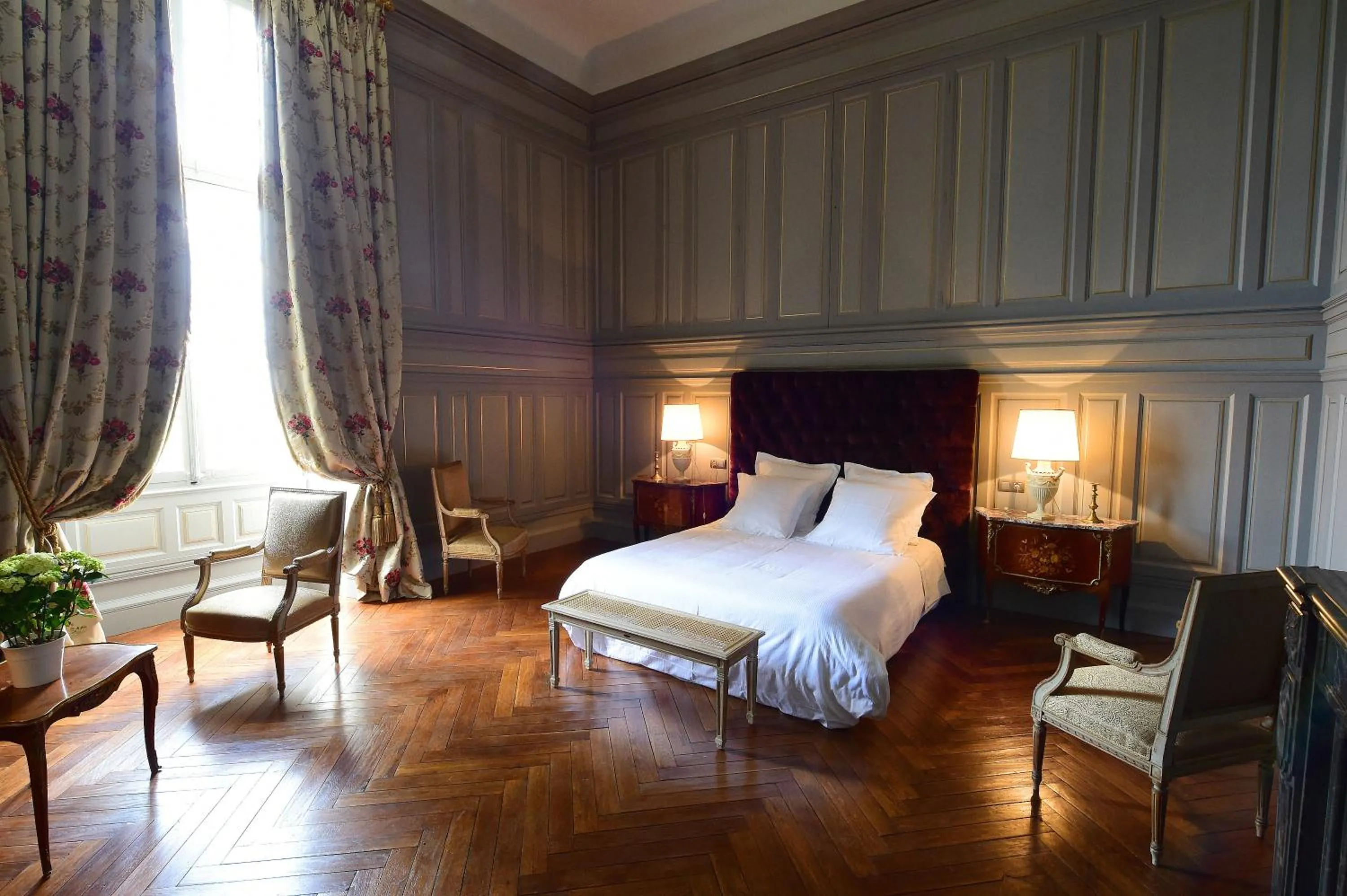 Bedroom, Bed in Chateau de Paraza