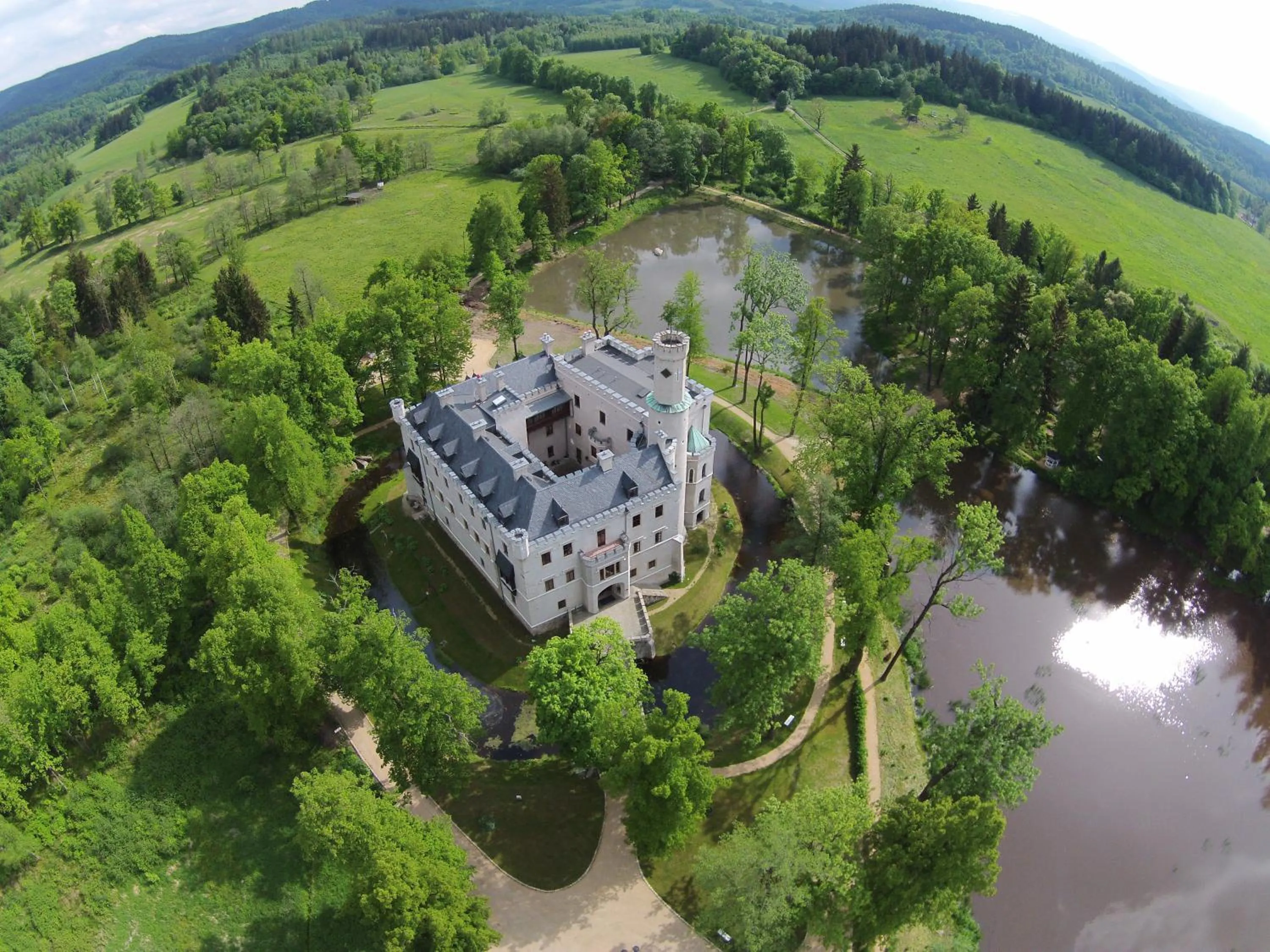 Spring in Zamek Karpniki Schloss Fischbach