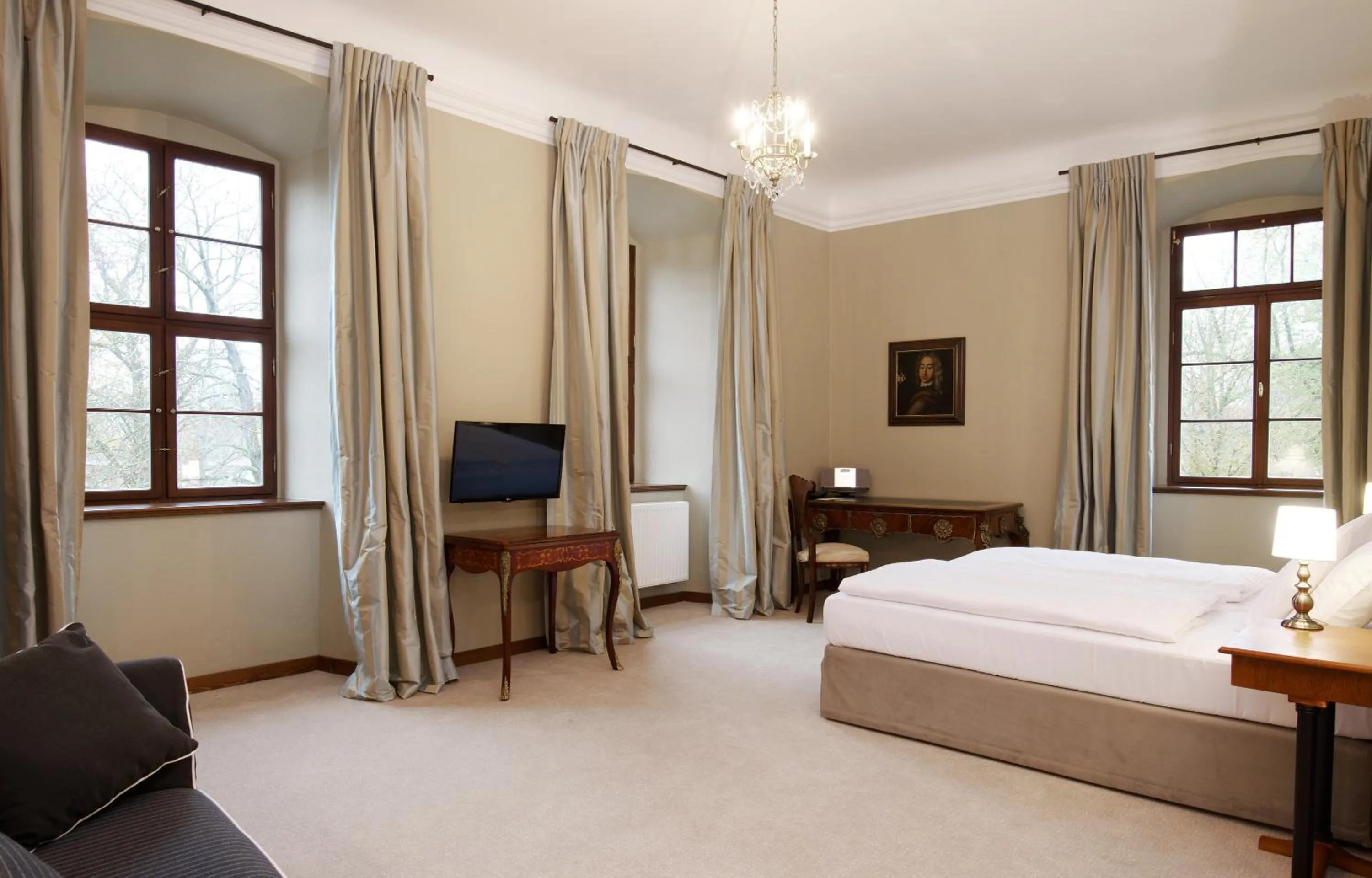 Photo of the whole room, Bed in Zamek Karpniki Schloss Fischbach