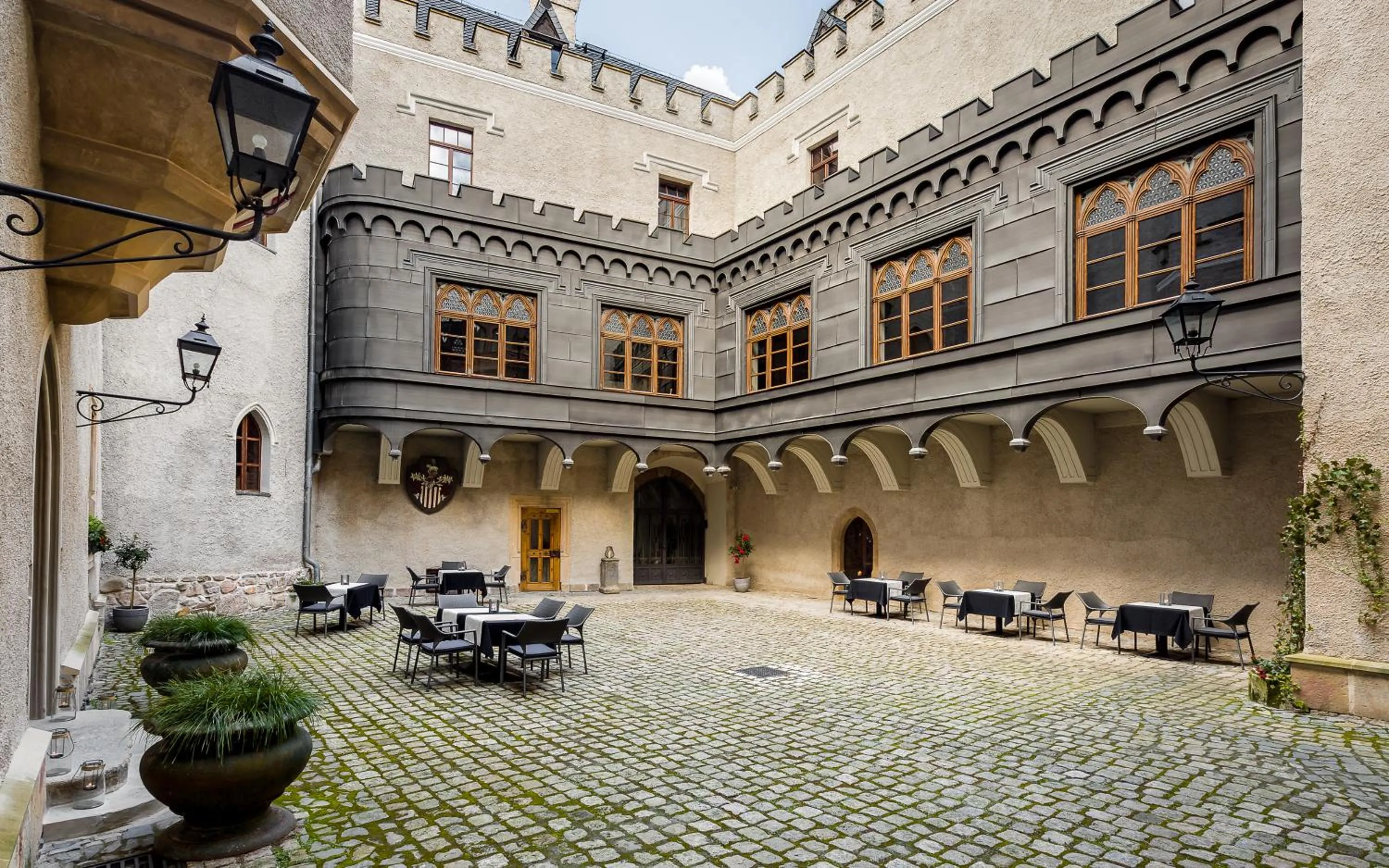 Patio in Zamek Karpniki Schloss Fischbach