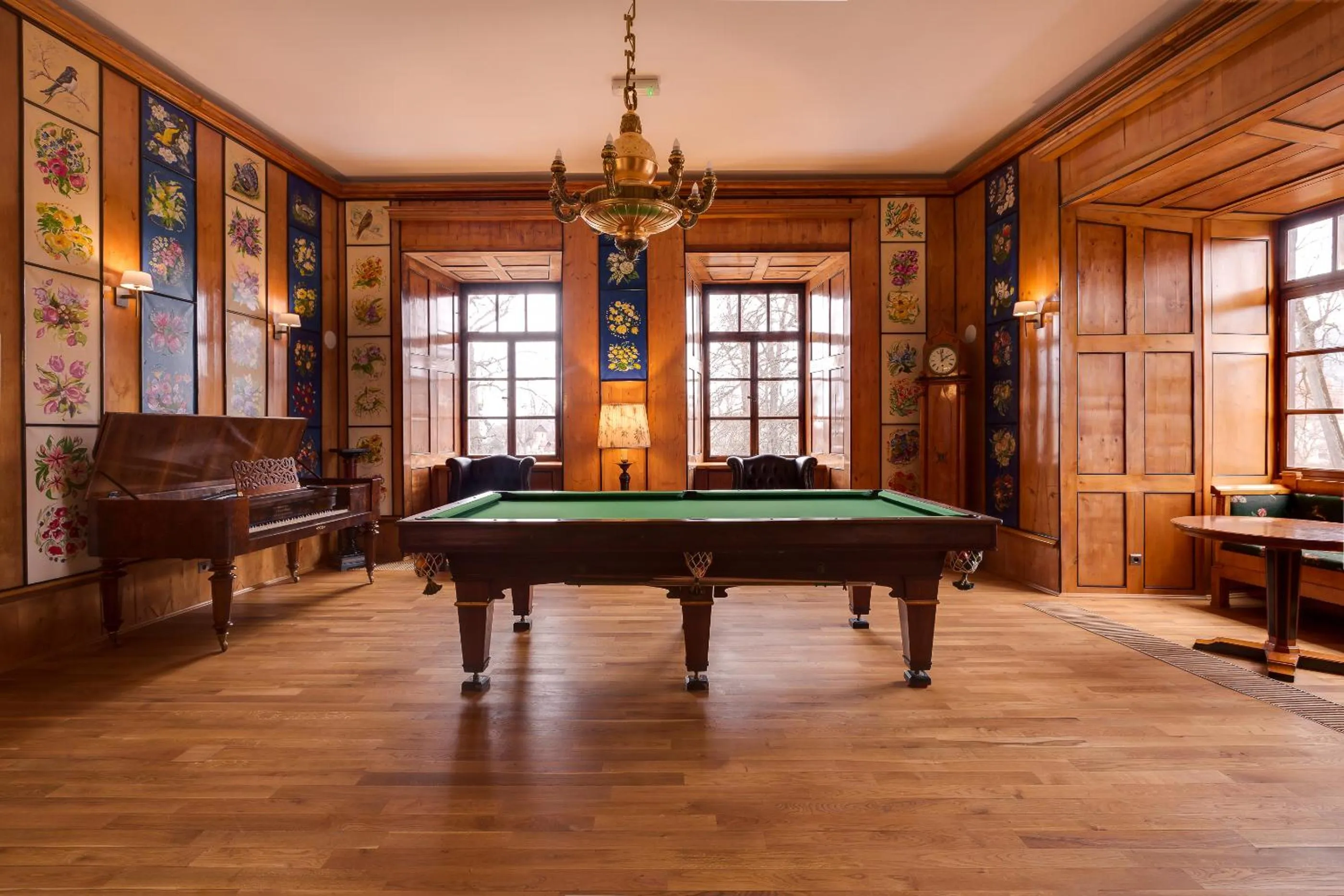 Communal lounge/ TV room in Zamek Karpniki Schloss Fischbach