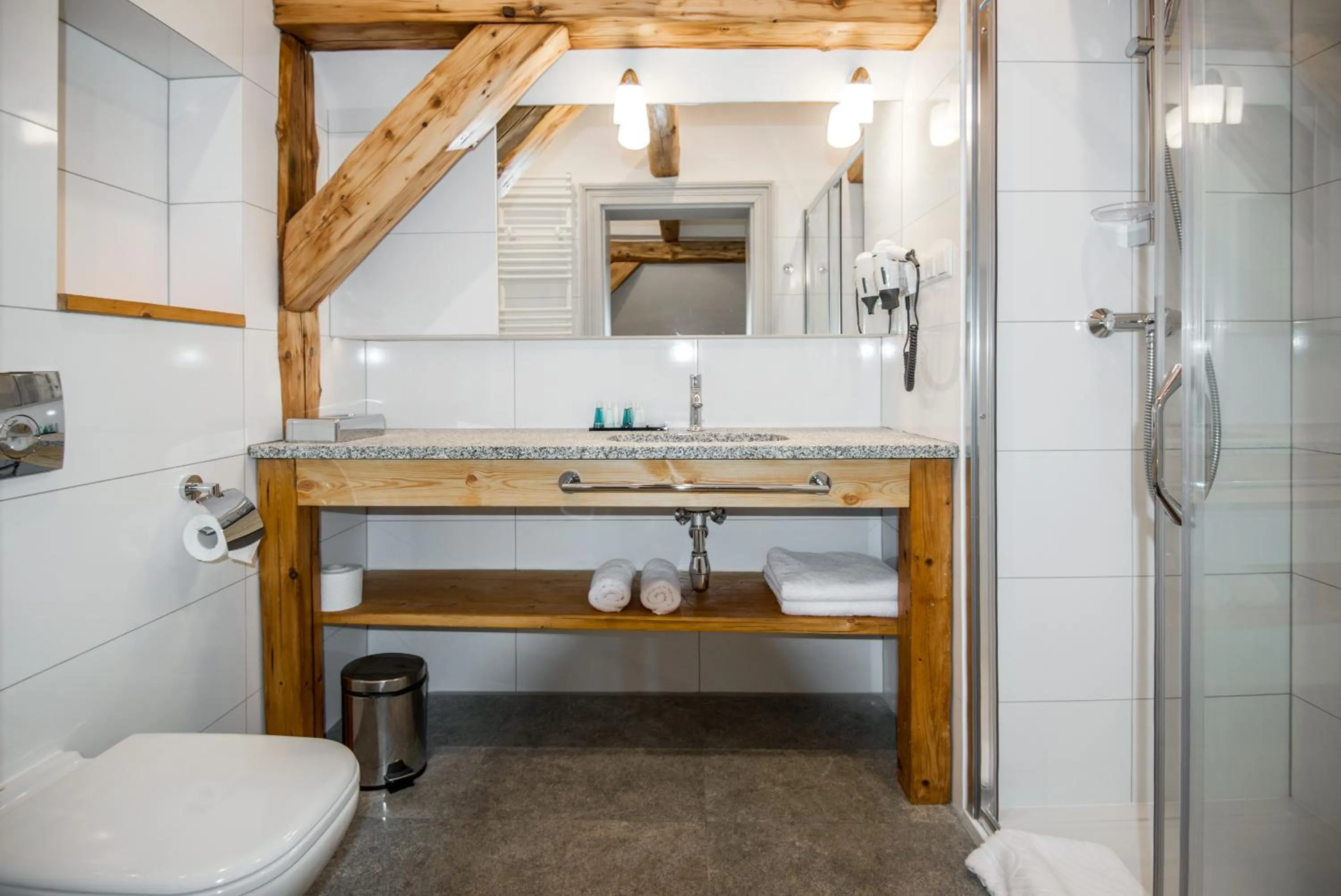 Bathroom in Zamek Karpniki Schloss Fischbach