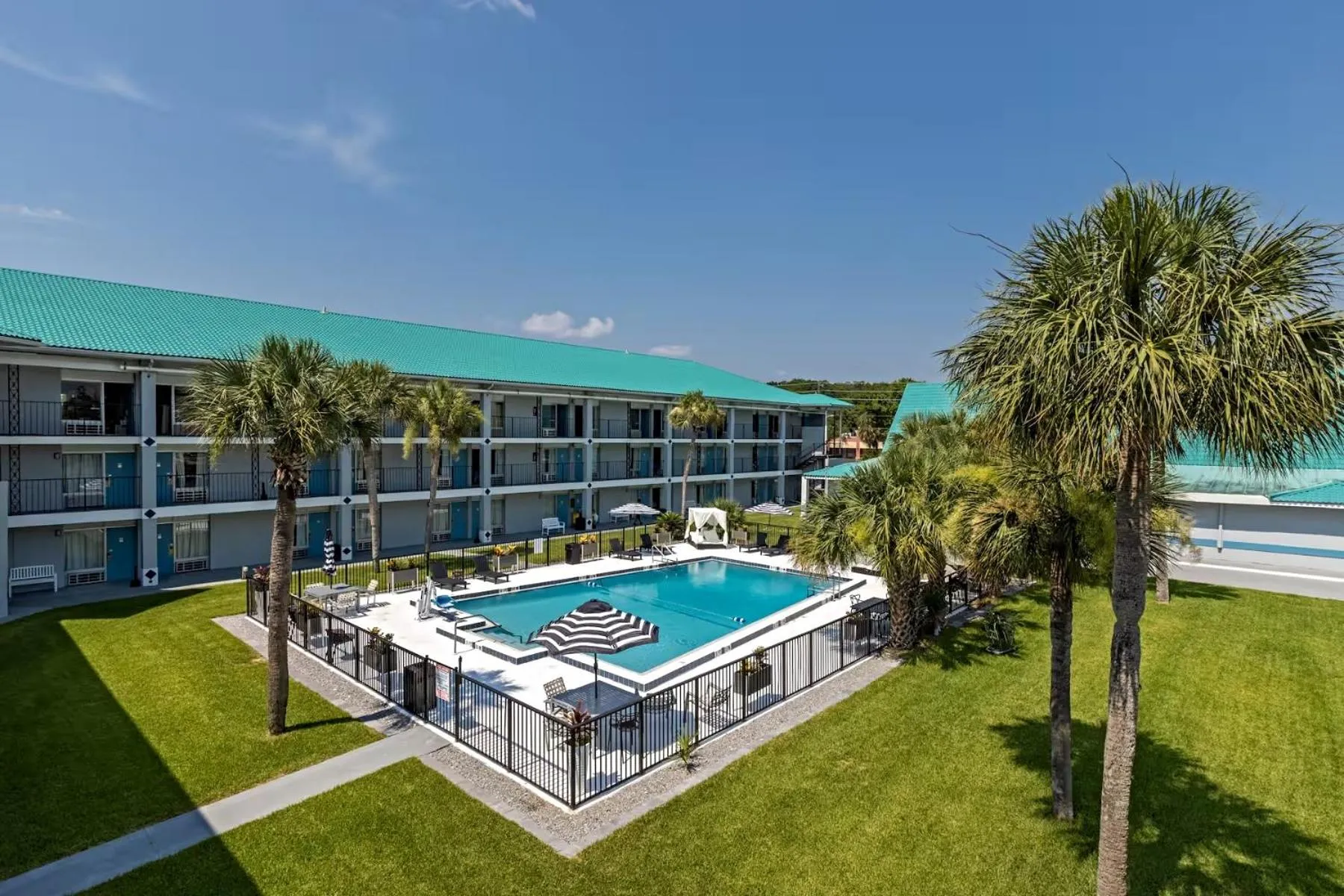 Property building in Palm Tree Inn Altamonte Springs Orlando