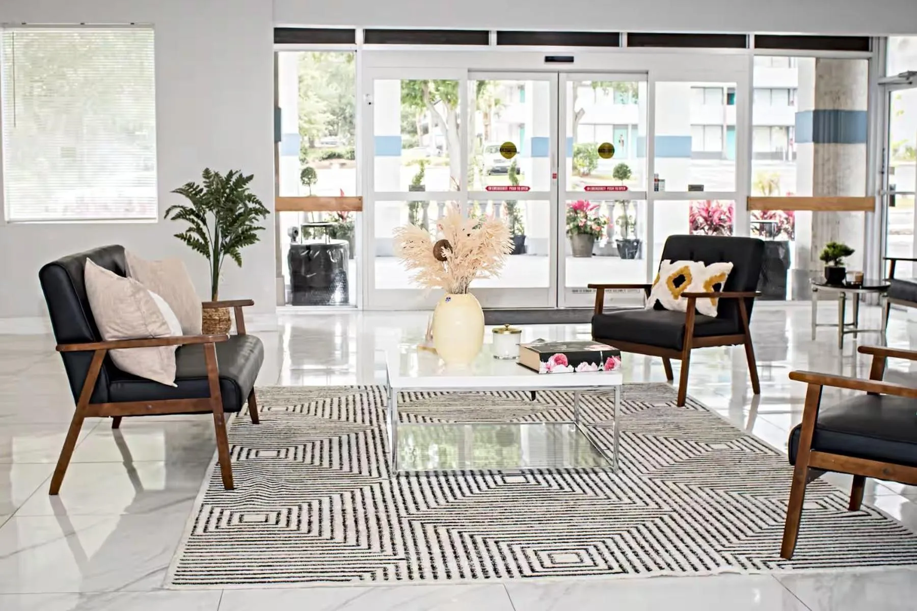 Seating area in Palm Tree Inn Altamonte Springs Orlando