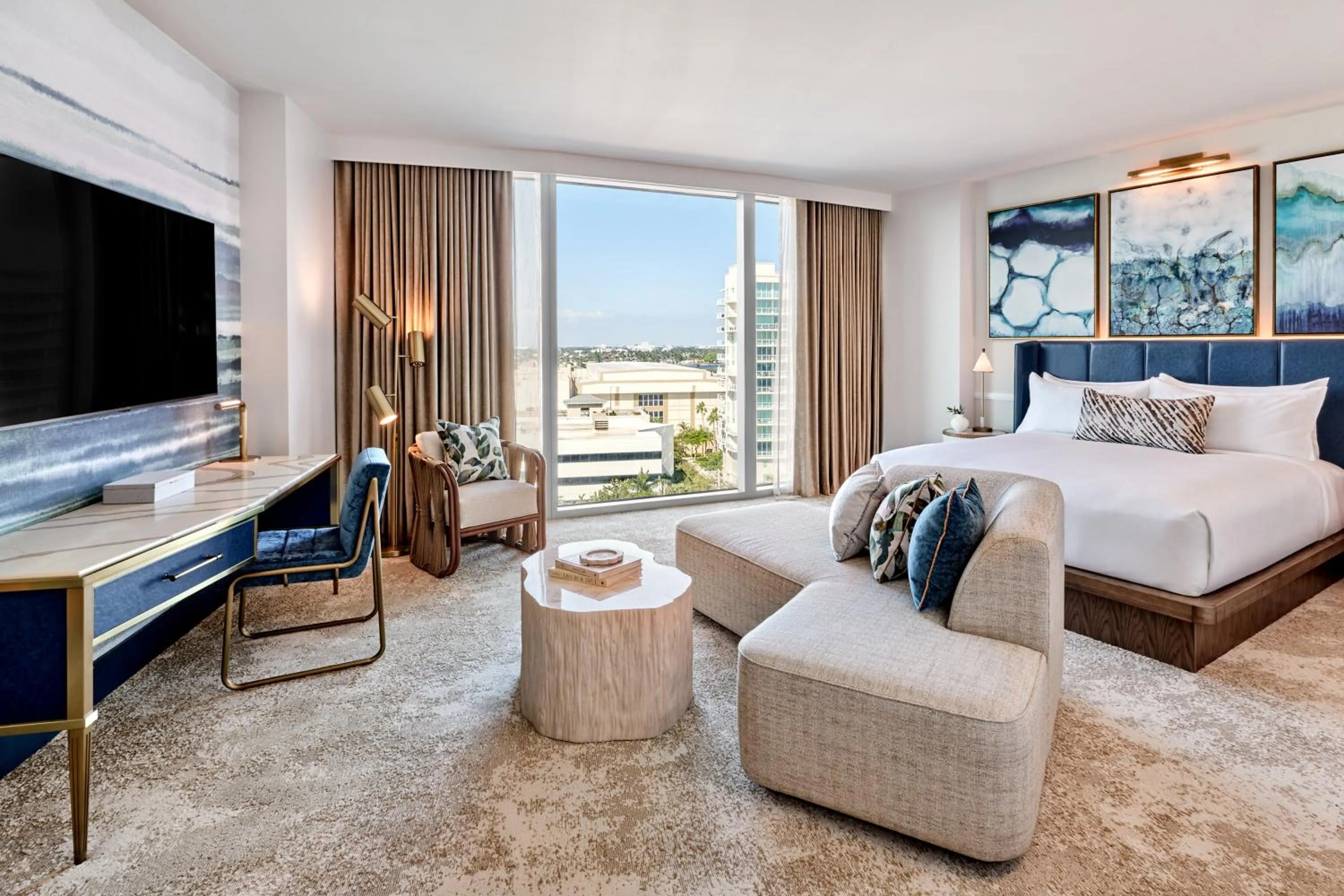 Photo of the whole room, Bed in Omni Fort Lauderdale Hotel
