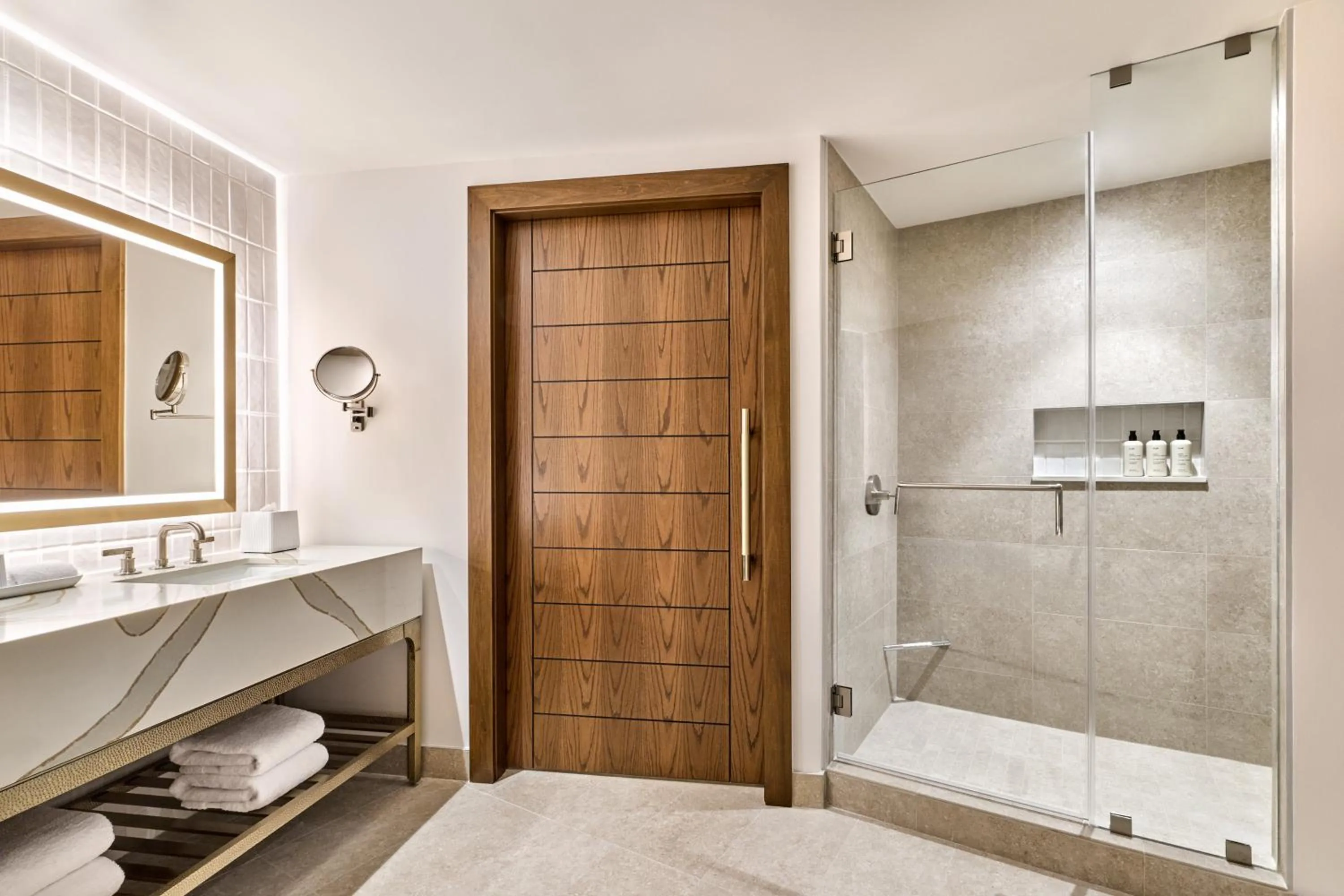 Shower, Bed in Omni Fort Lauderdale Hotel
