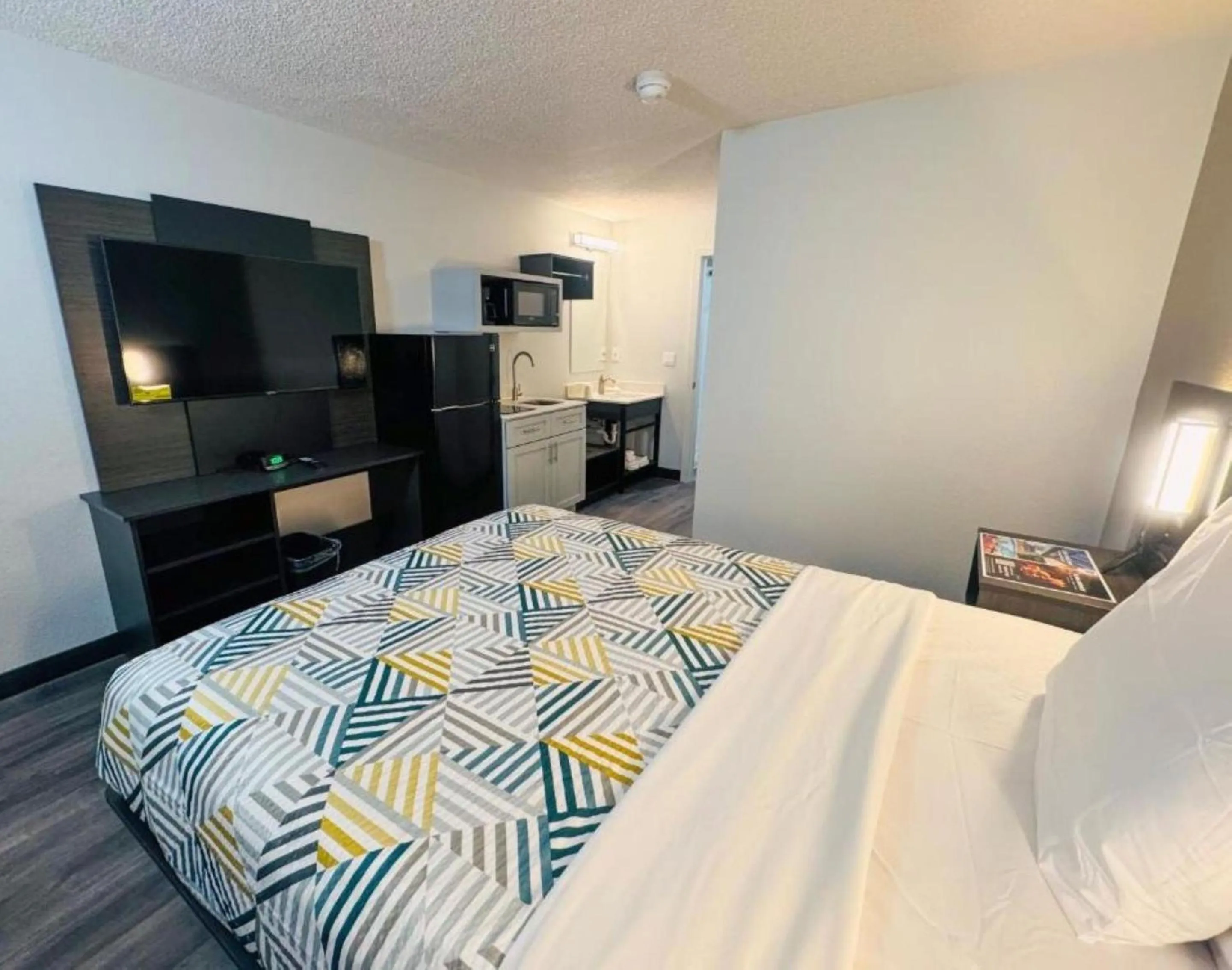 Bedroom, Bed in Studio 6 Southgate MI Detroit