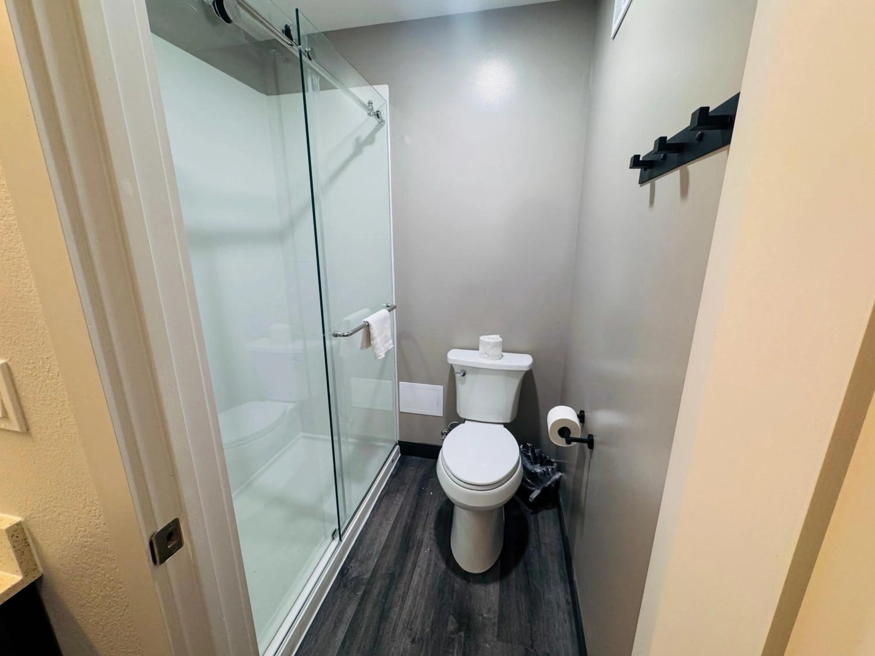 Bathroom in Studio 6 Southgate MI Detroit