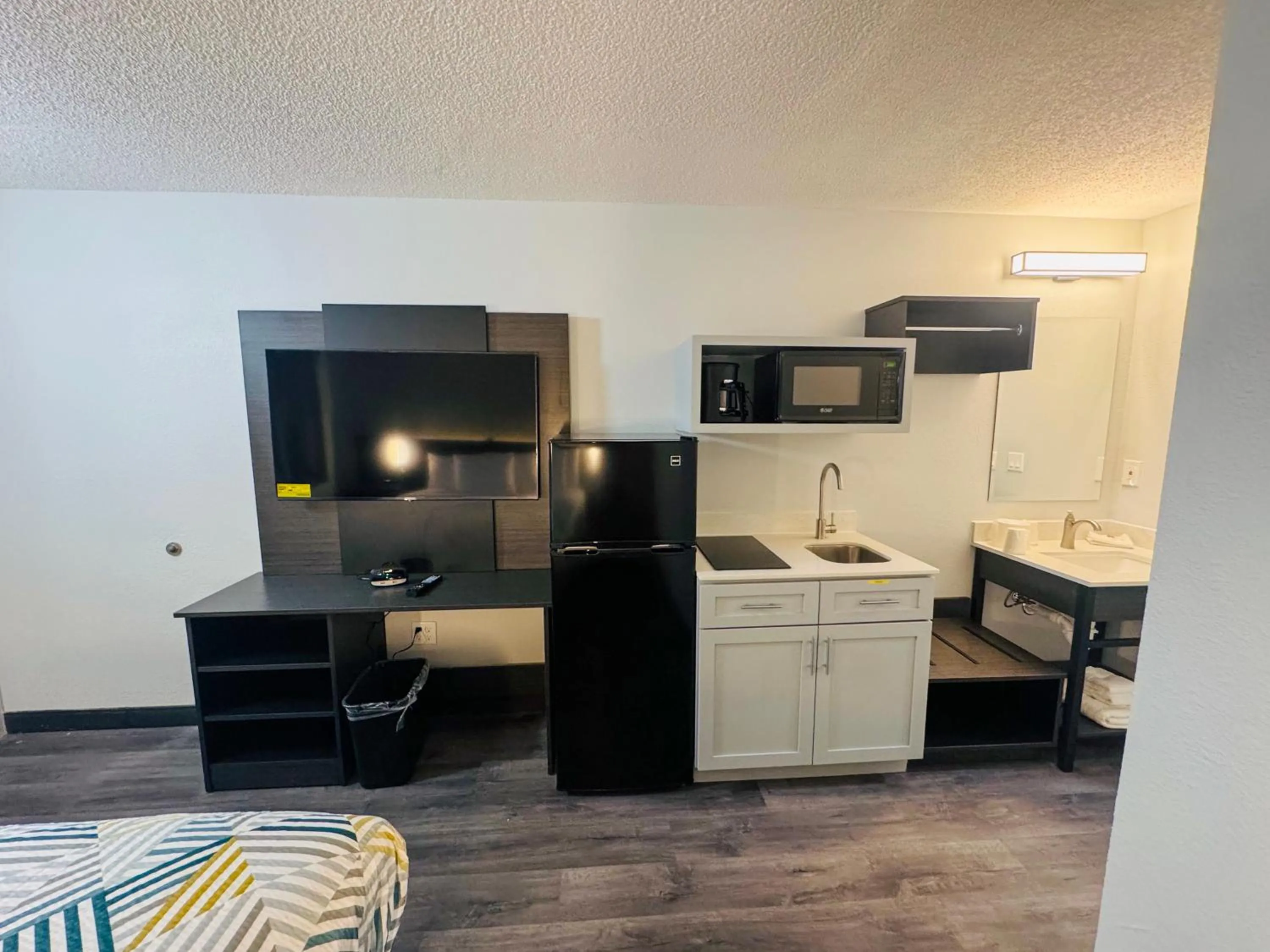 Kitchen or kitchenette in Studio 6 Southgate MI Detroit