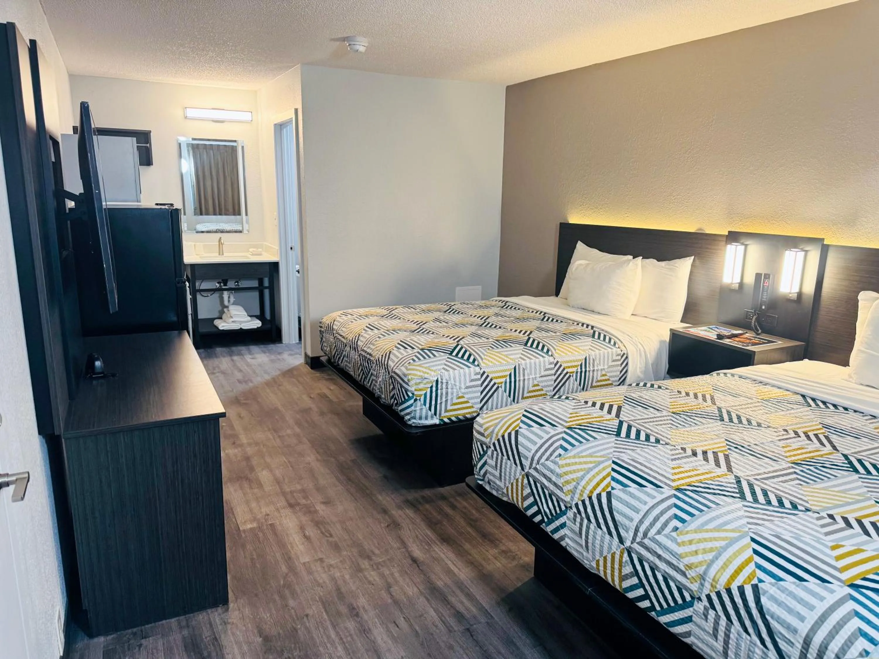 Photo of the whole room, Bed in Studio 6 Southgate MI Detroit