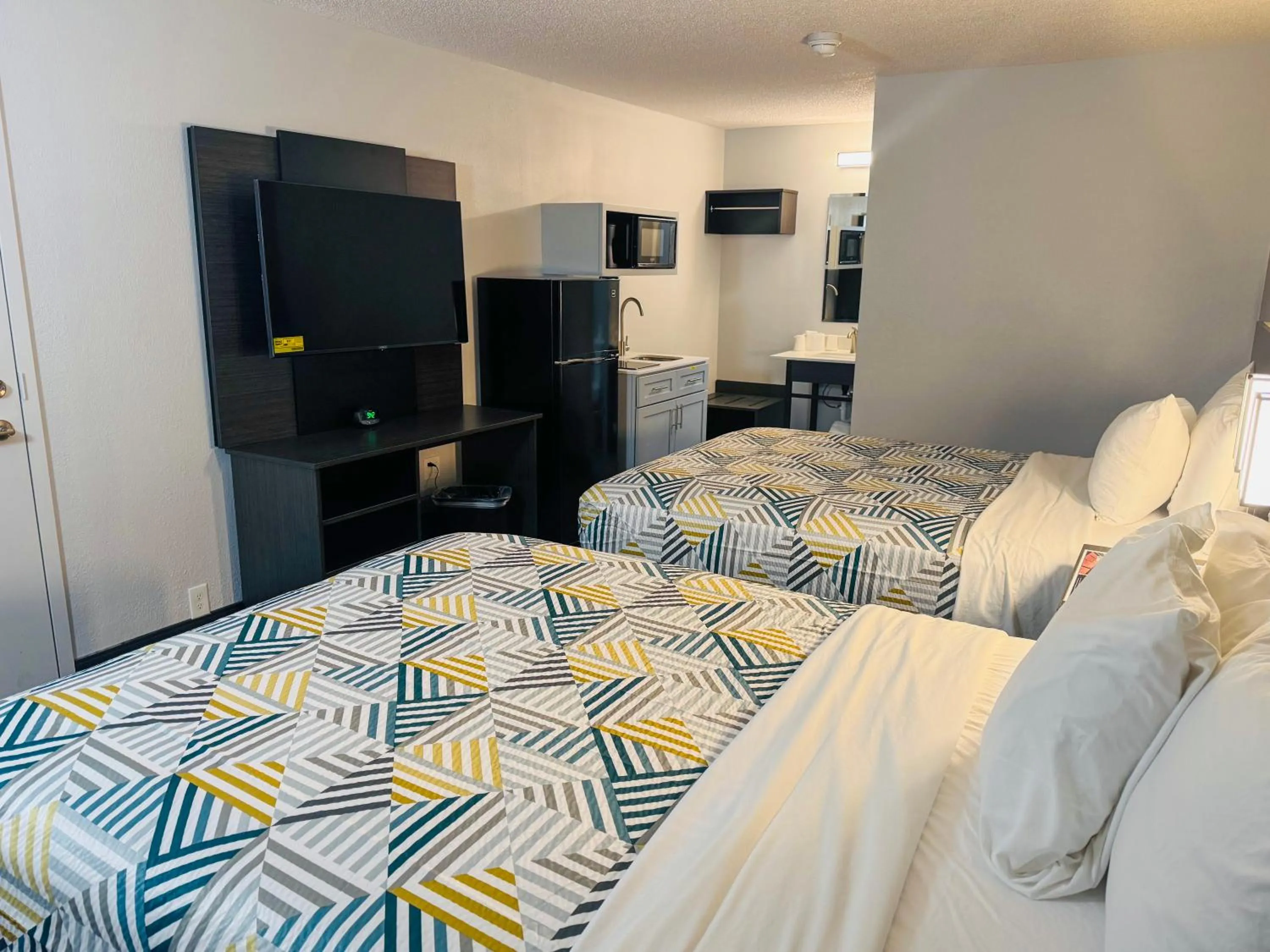 Photo of the whole room, Bed in Studio 6 Southgate MI Detroit