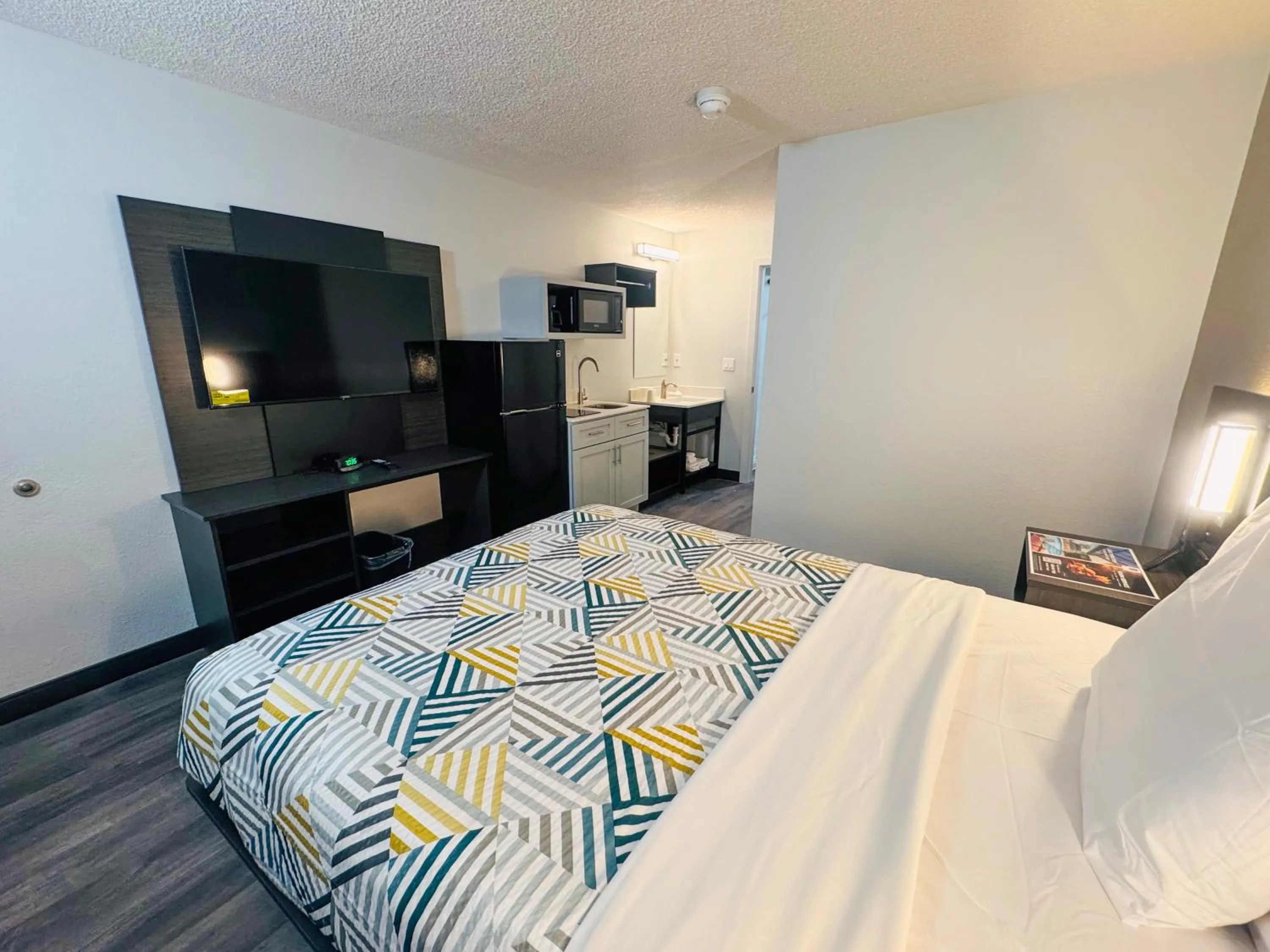 Photo of the whole room, Bed in Studio 6 Southgate MI Detroit