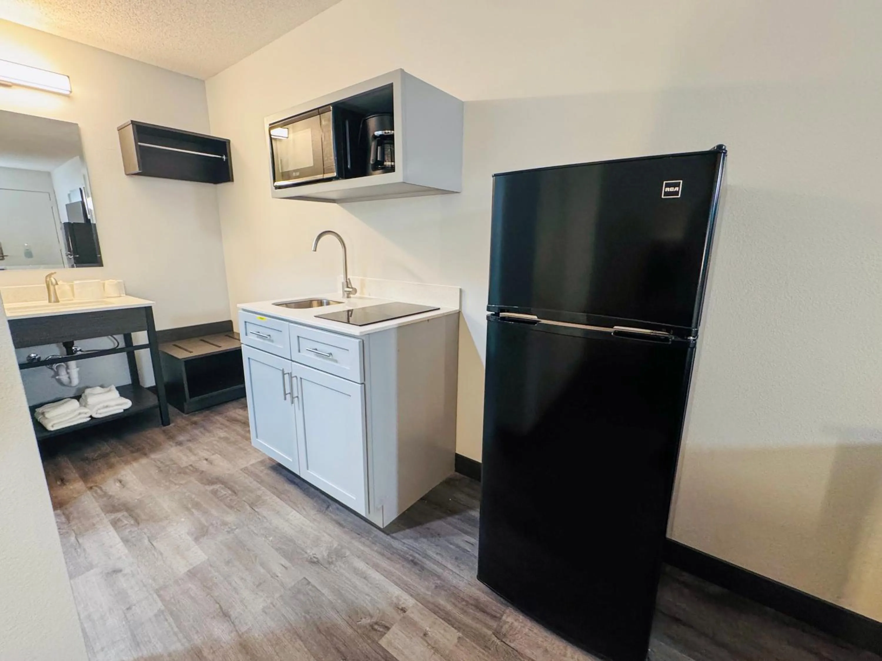 Kitchen or kitchenette in Studio 6 Southgate MI Detroit