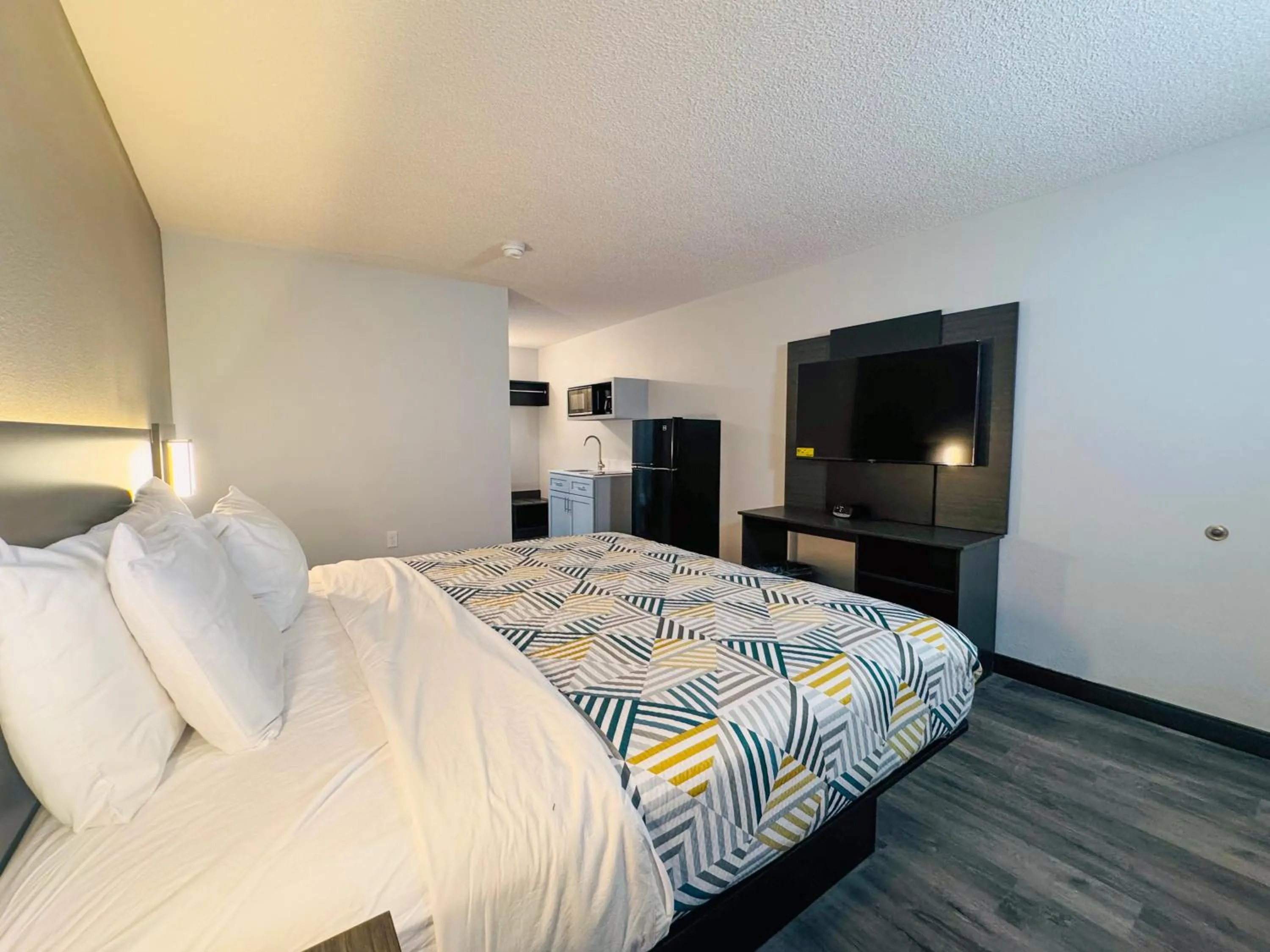 Photo of the whole room, Bed in Studio 6 Southgate MI Detroit