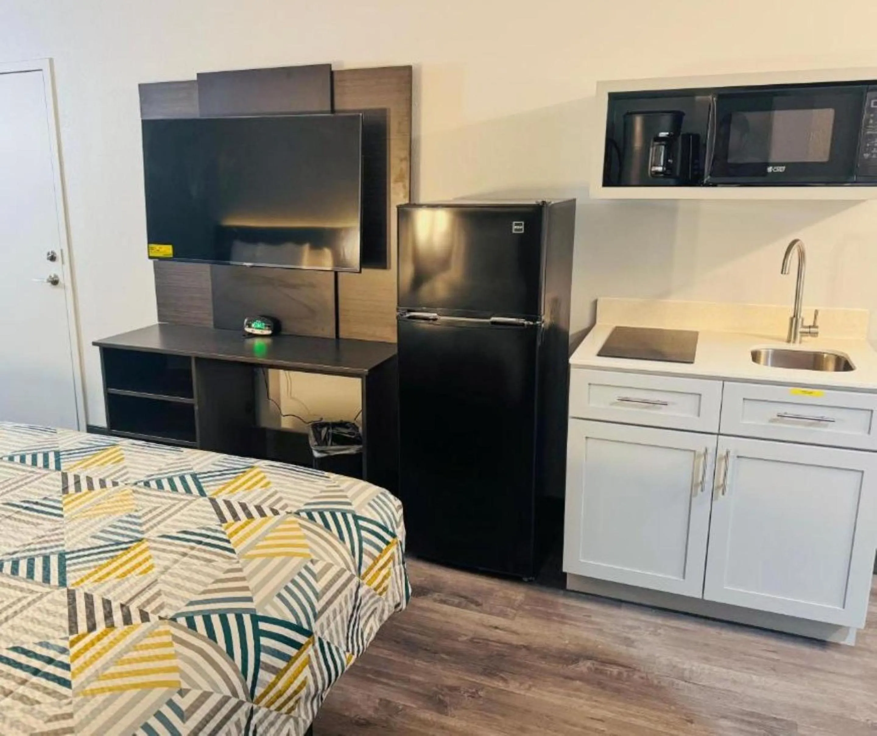 Bedroom, Bed in Studio 6 Southgate MI Detroit