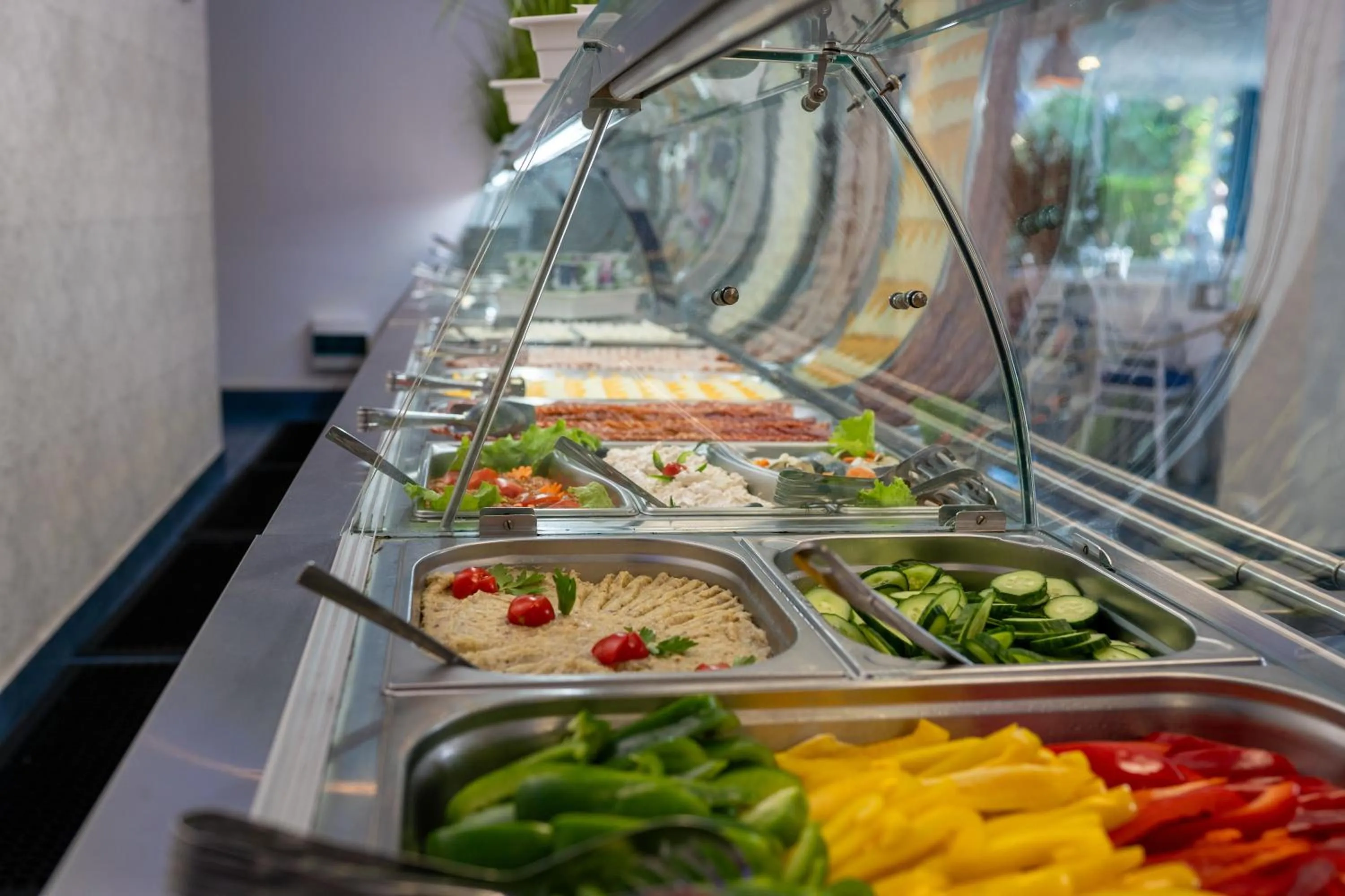 Restaurant/places to eat in Hotel Apollo