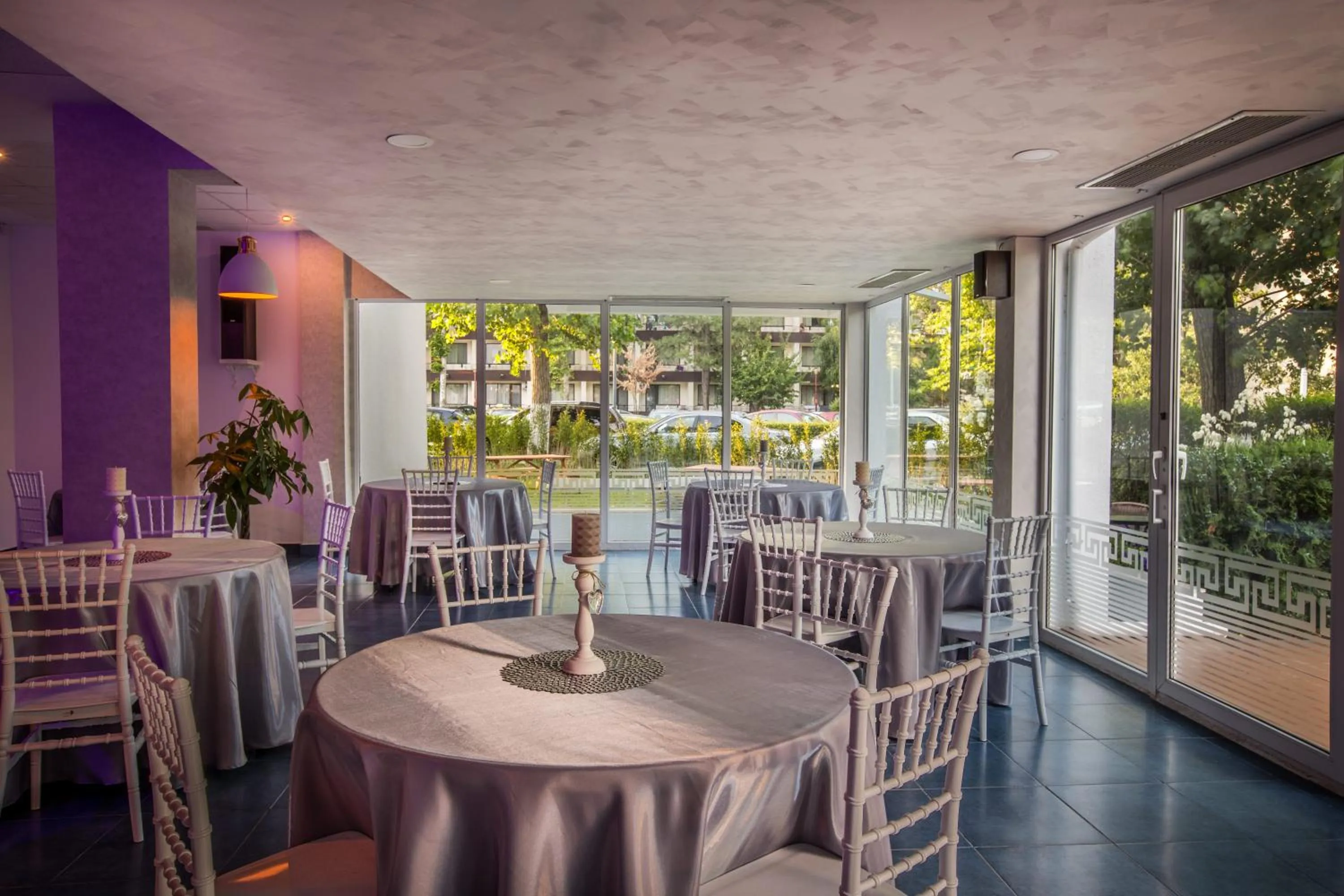 Restaurant/places to eat in Hotel Apollo