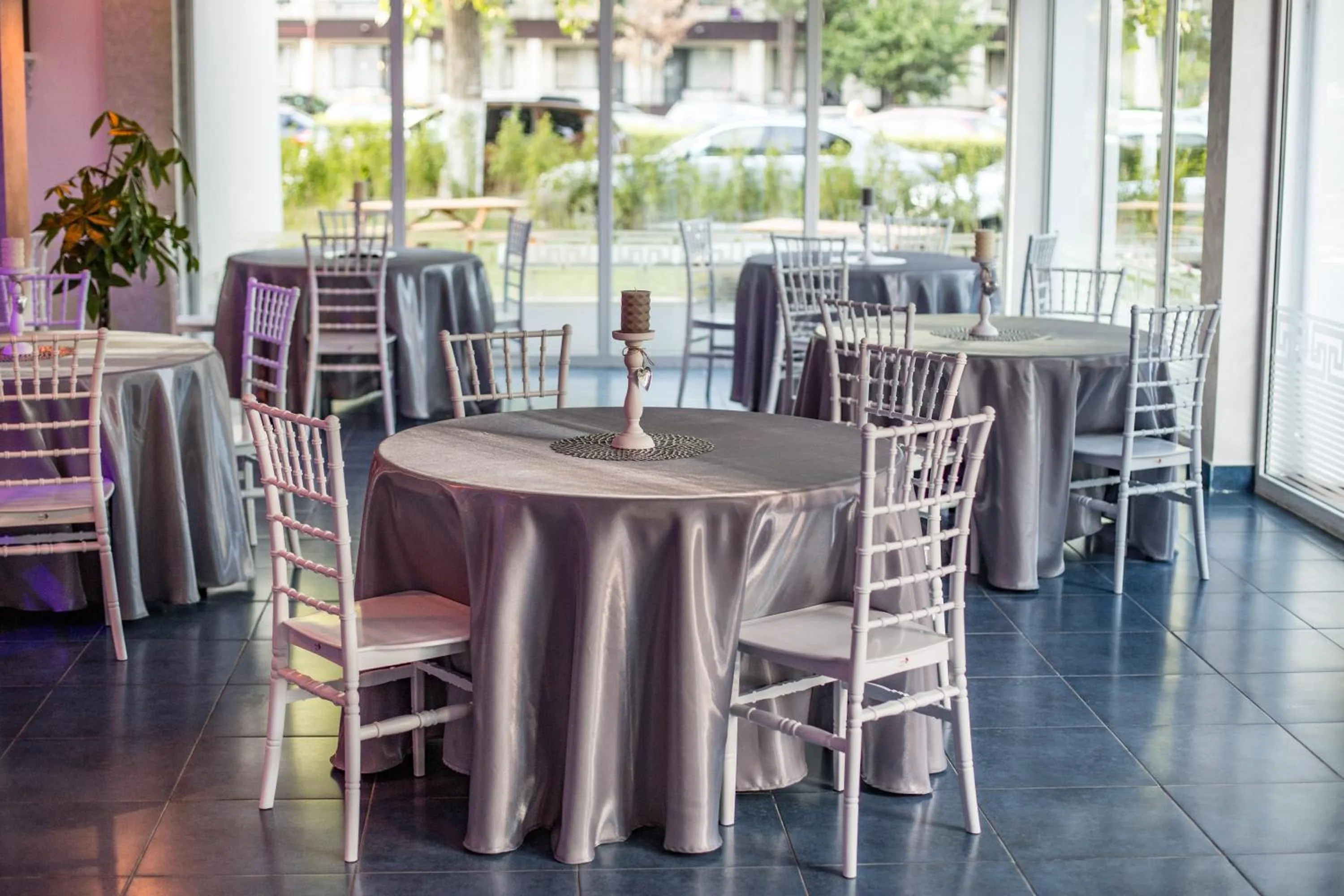 Restaurant/places to eat in Hotel Apollo